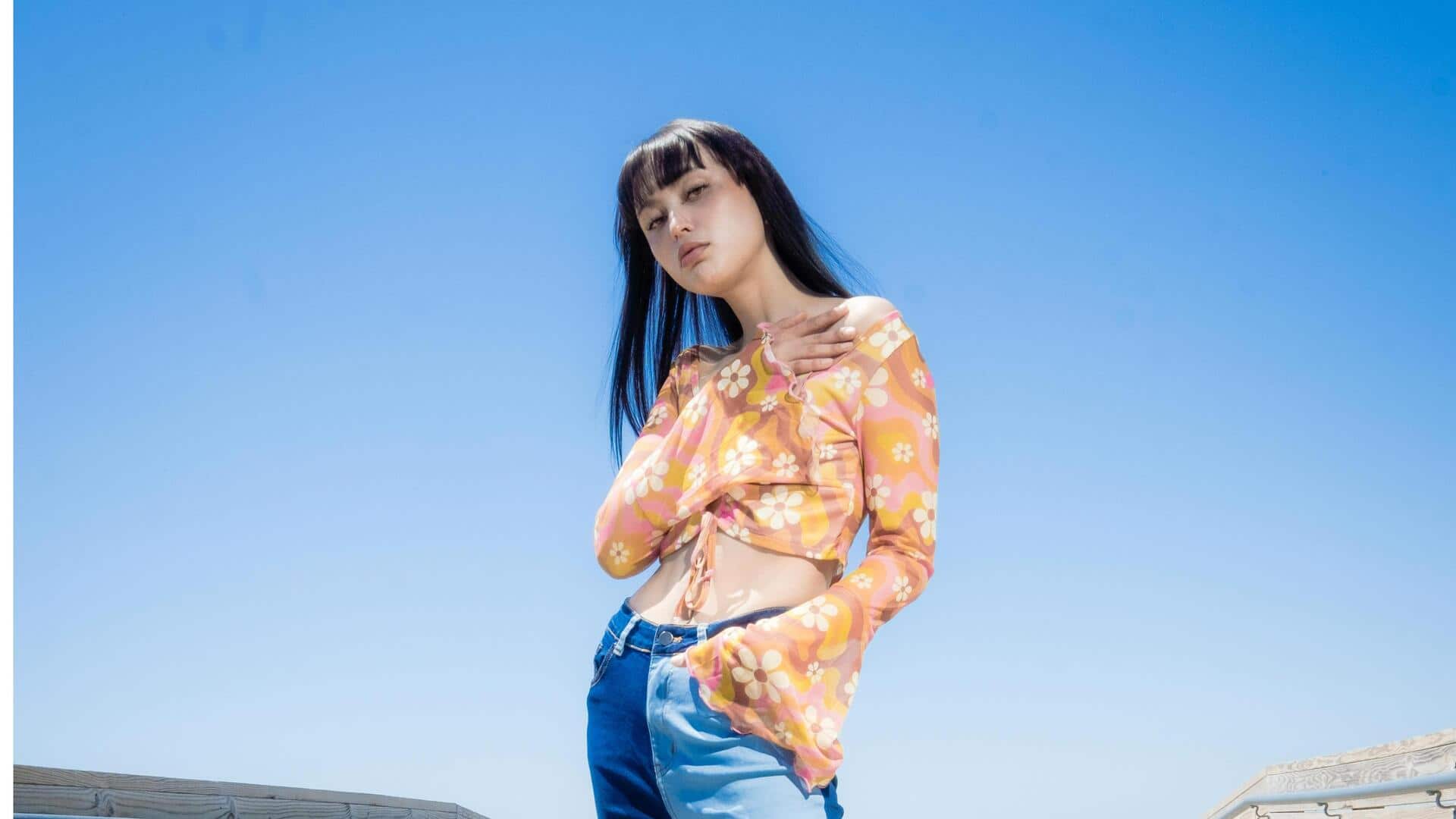 夏のエレガンス:フレアスリーブトップスで晴れの日を楽しむ 夏のエレガンス:フレアスリーブトップスで晴れの日を楽しむ
