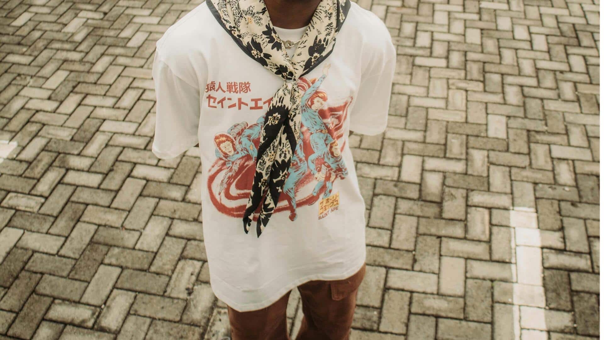 夏のグラフィックTシャツをスタイリングする5つの方法 夏のグラフィックTシャツをスタイリングする5つの方法