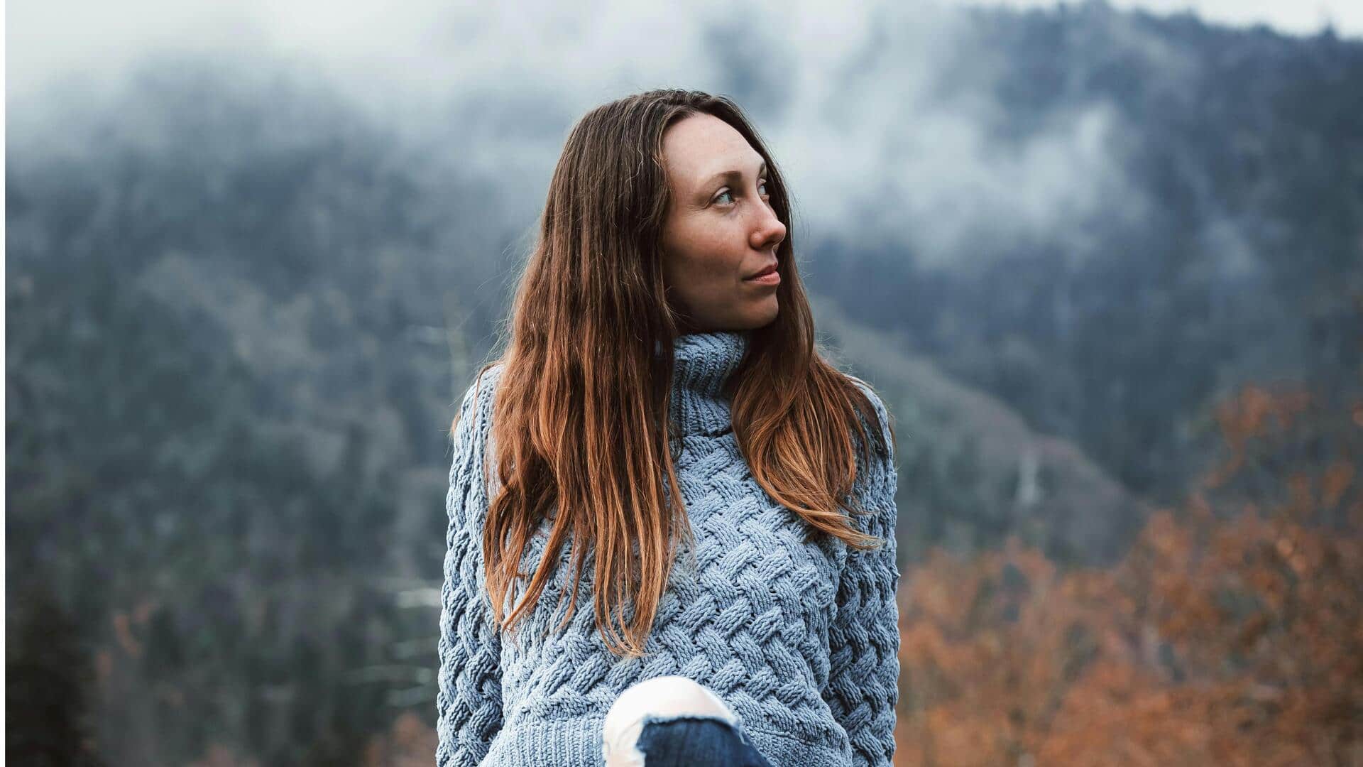 冬のカジュアルファッションを柔らかくするミストブルーパレット5選