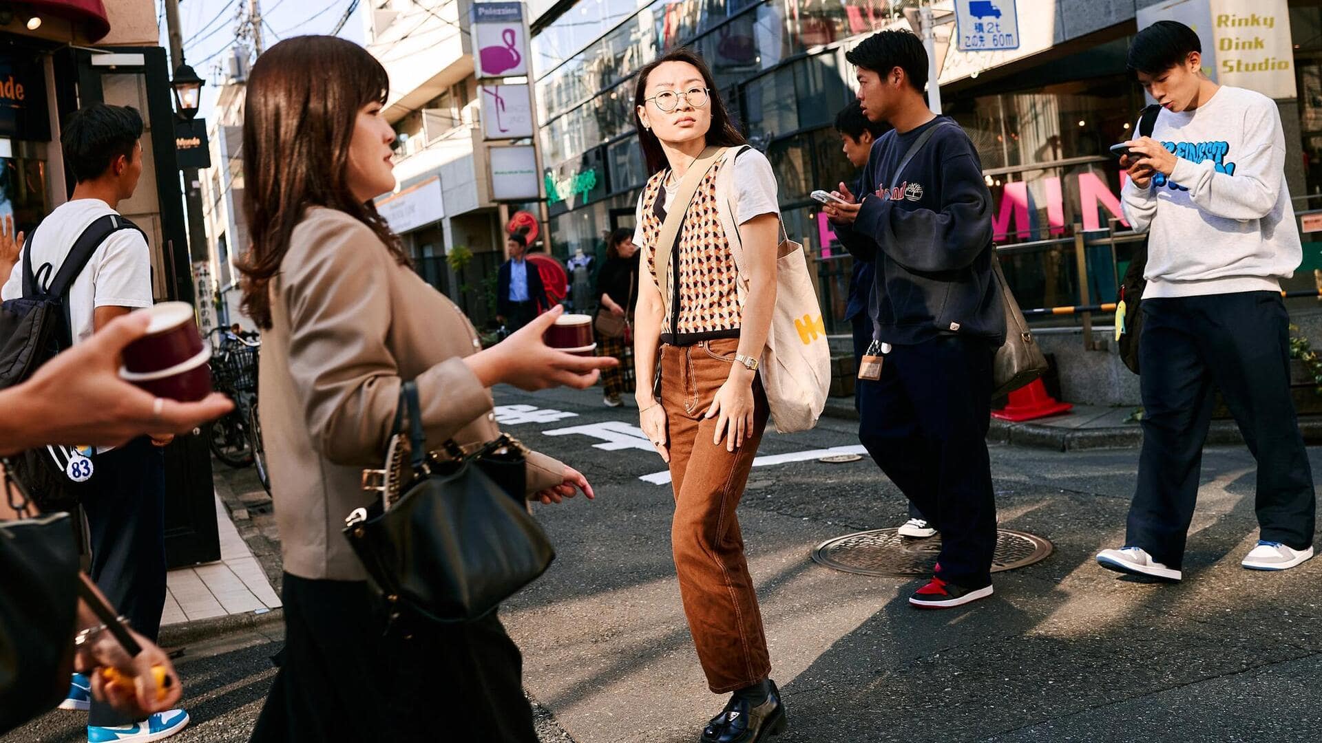 日本のストリートファッション：大胆な色柄を取り入れる