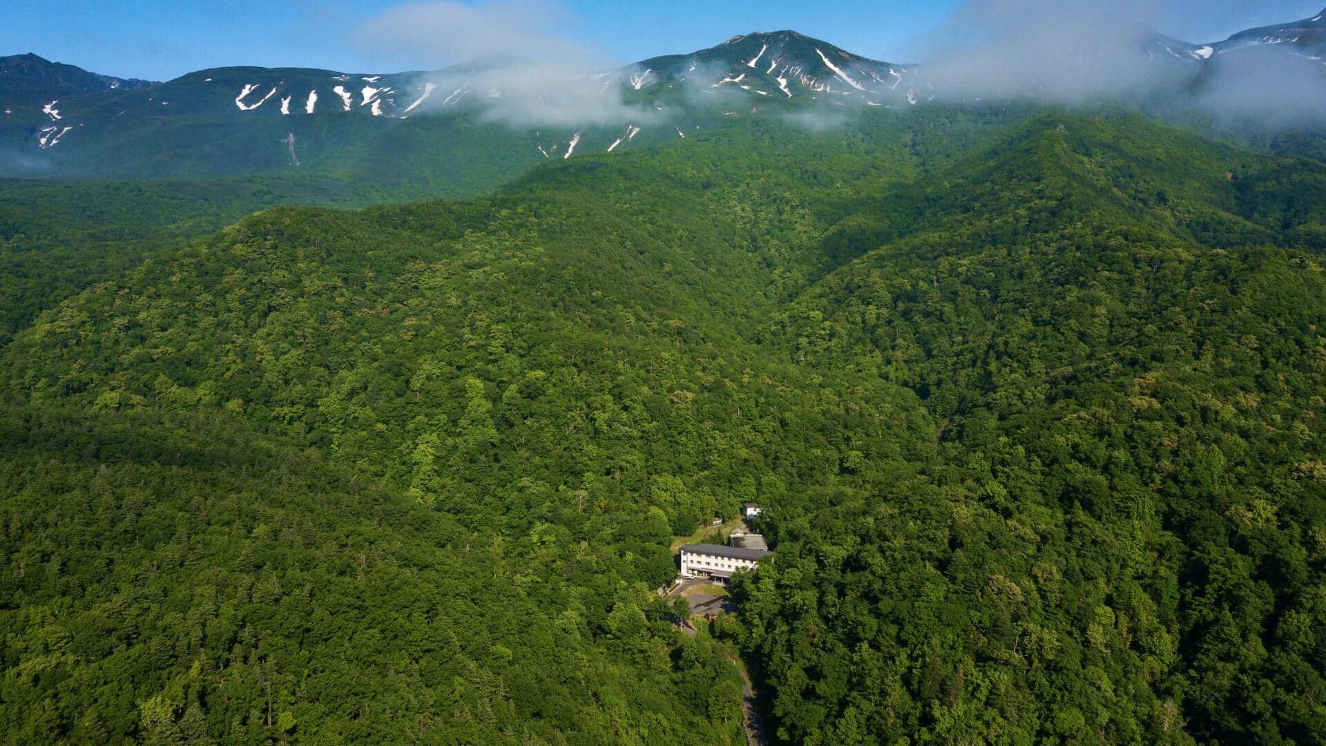 知床半島の静かな山の隠れ家を探る