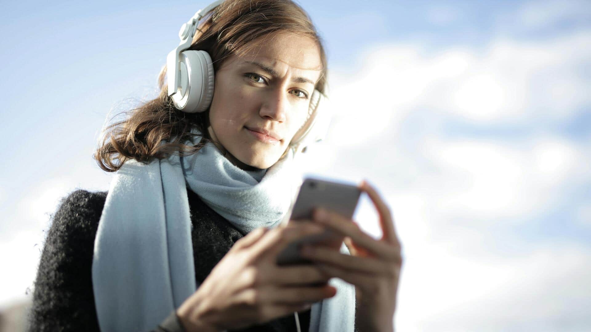 ミニマリスト冬服に青空ブルーのアクセント