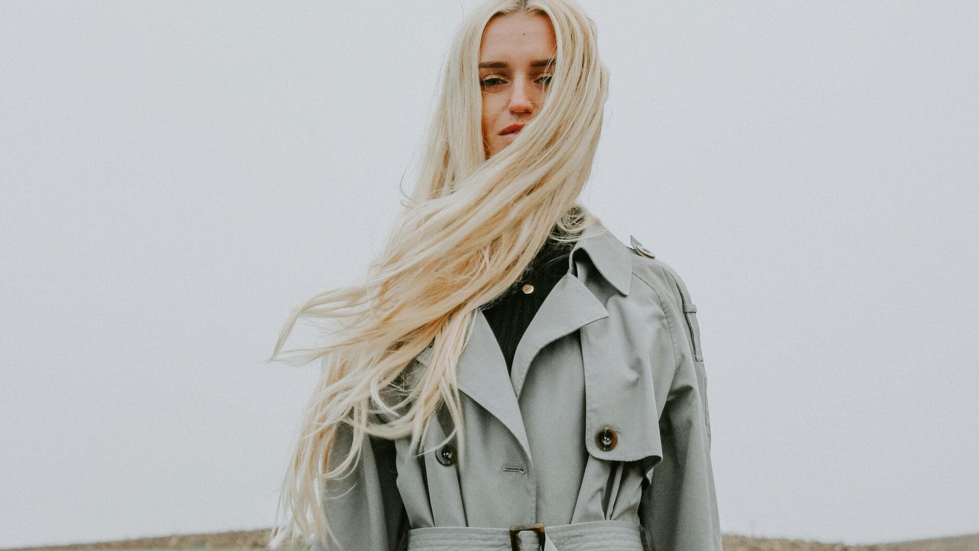 冬のレイヤリングでエレガンスを再定義するクラシックなニュートラル