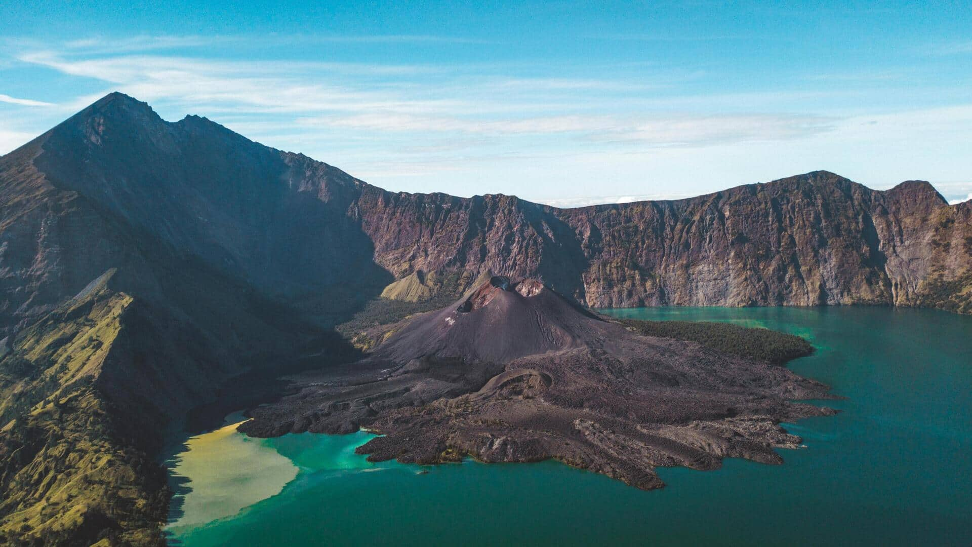 ロンボク島、インドネシアのリンジャニ山を探検しよう