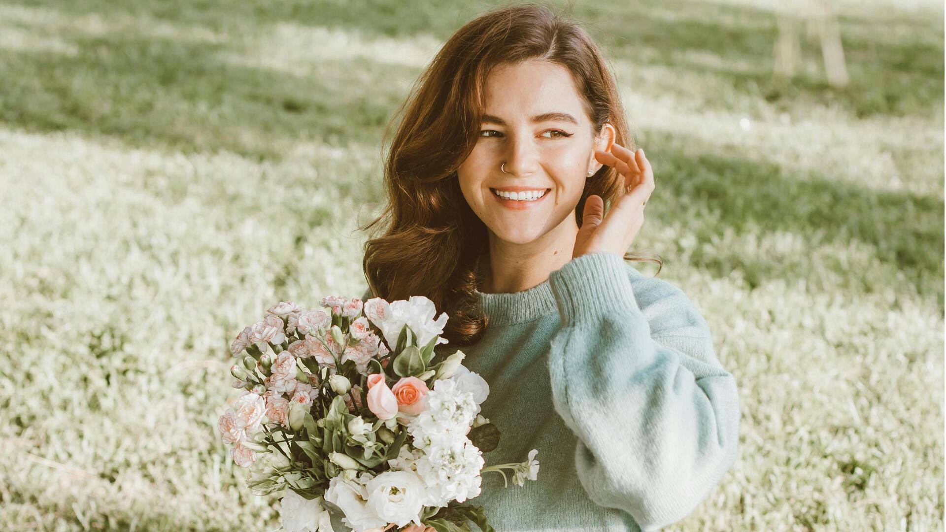 秋のファッションを大地の色でマスターする