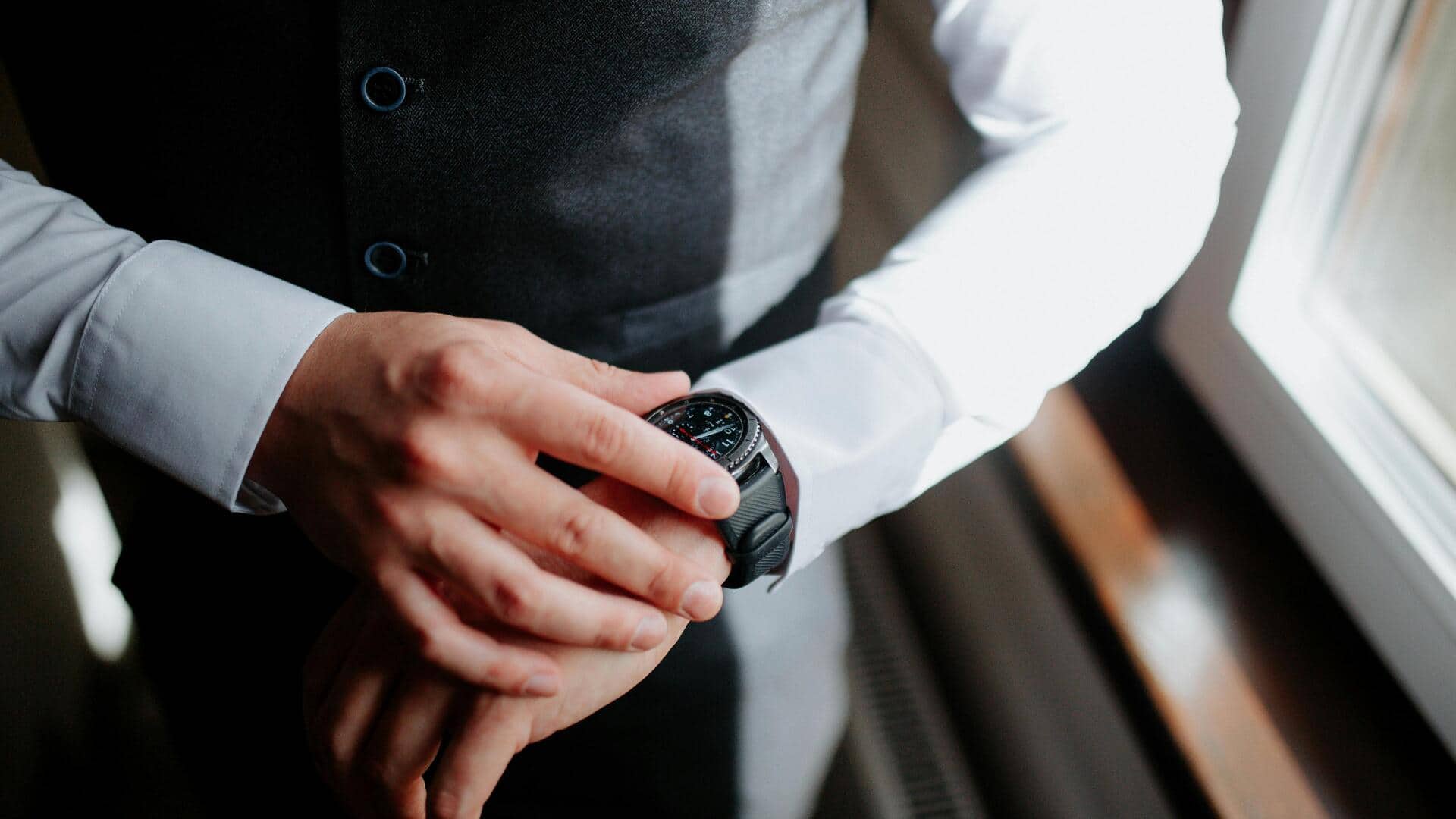 秋の日本ビジネスカジュアル：ステートメントスリーブでオフィスのワードローブを再定義