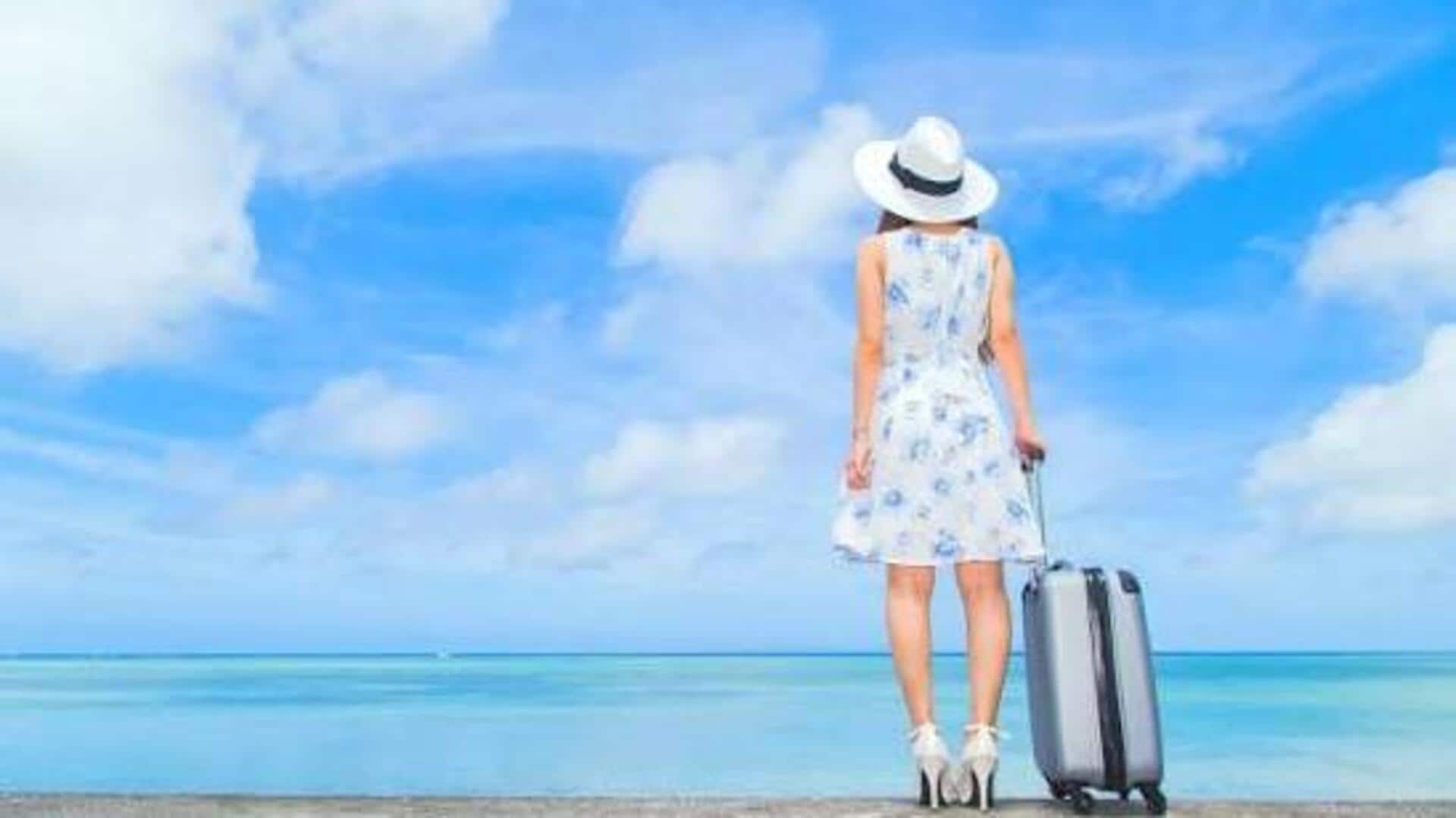 日本の海岸での夏のスマートなバケーション服装