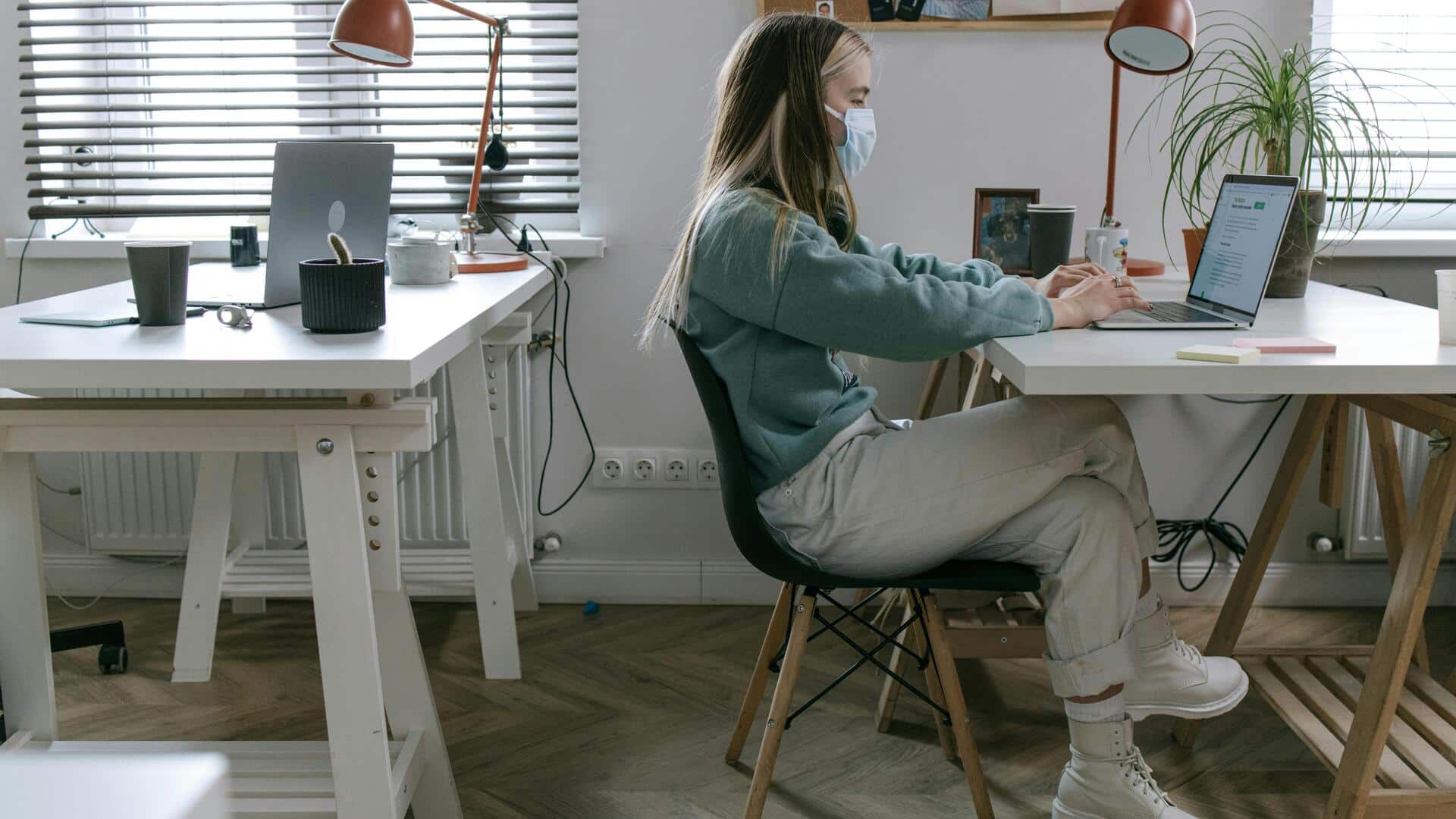 ミニマリストな冬の装いにティールカラーをプラス