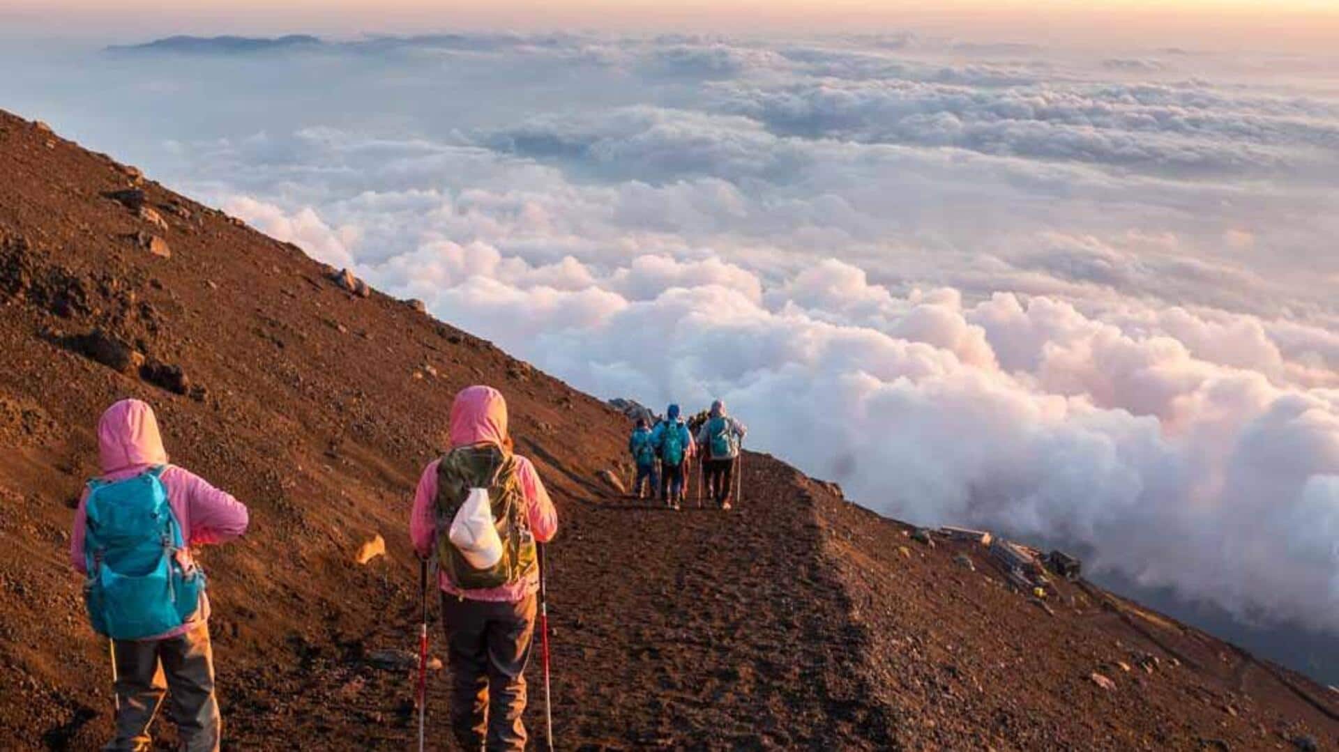 富士山の静かな登山: 必見のトレイル