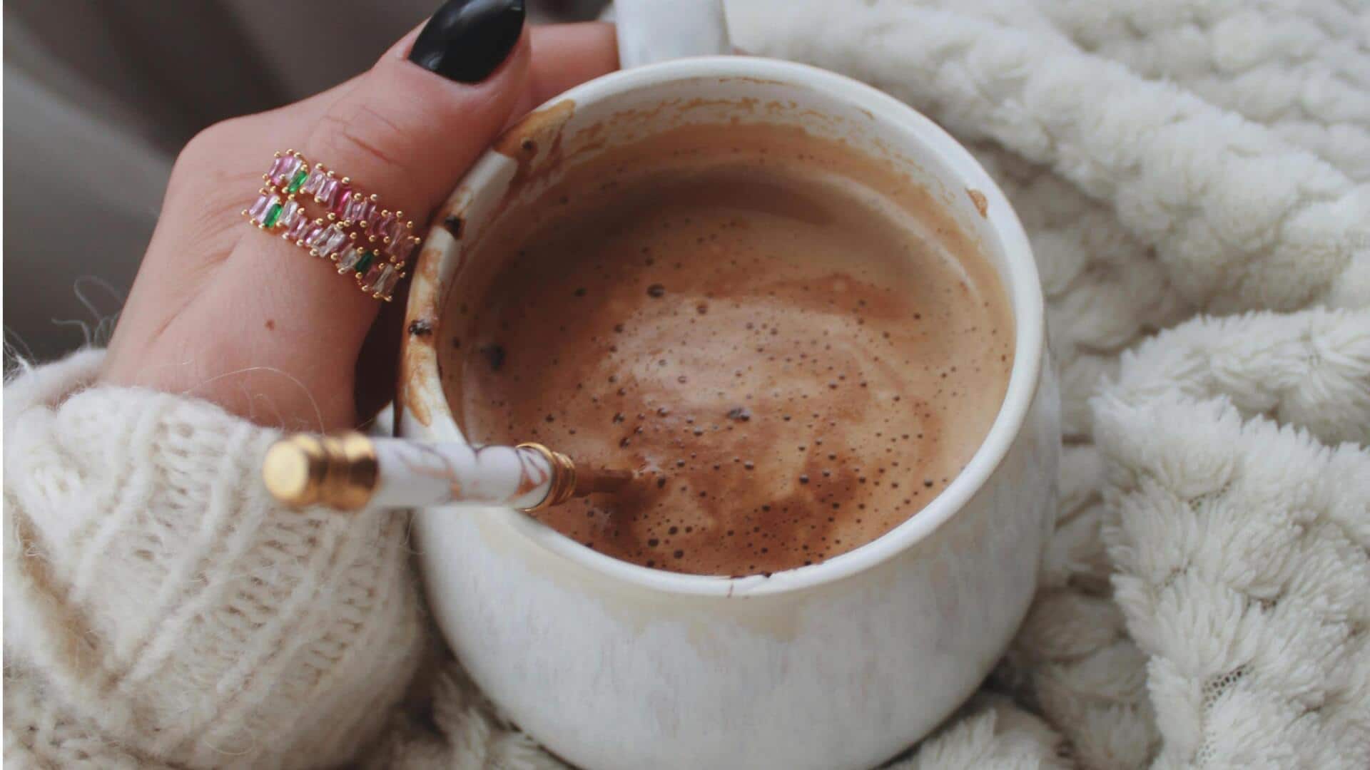 冬のビジネスカジュアルにぴったりなミニマルなメタルアクセサリー5選