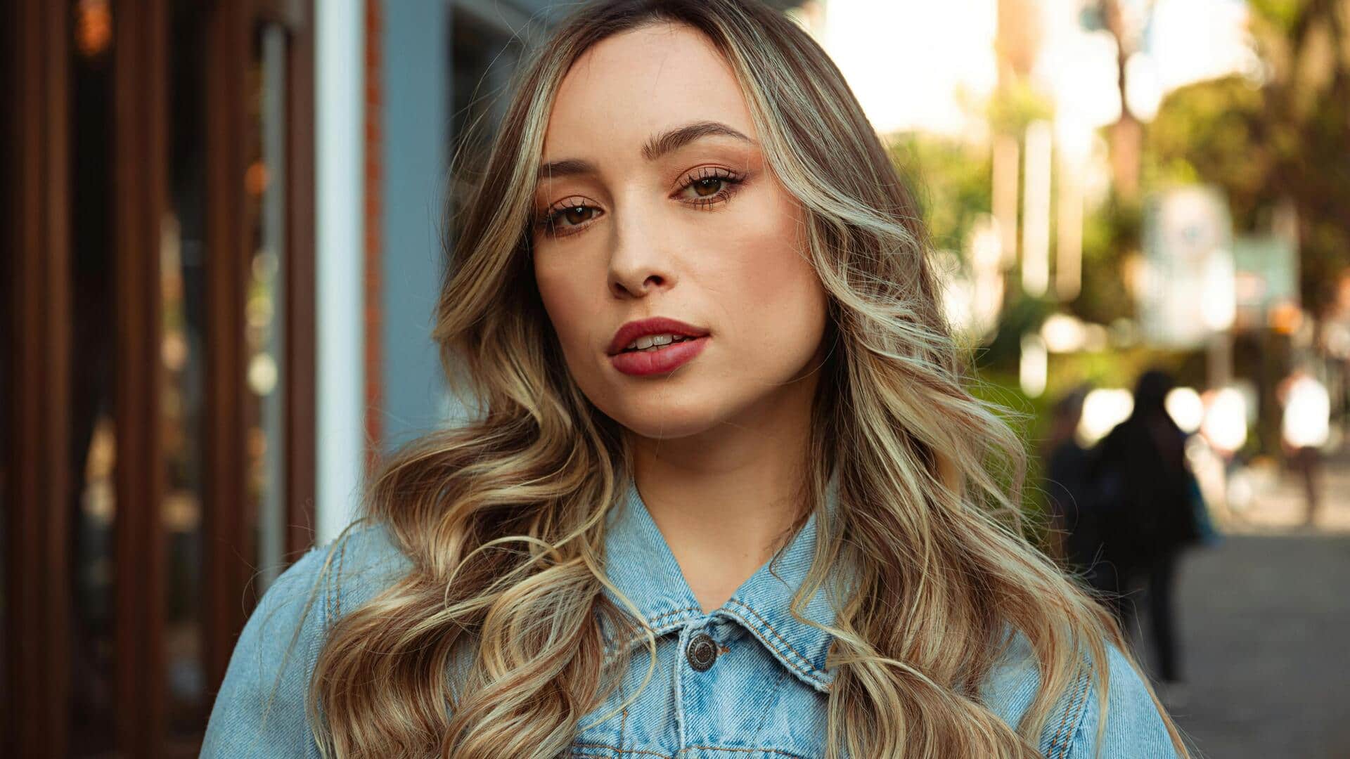 デニムシャツの冬のレイヤリング術5選