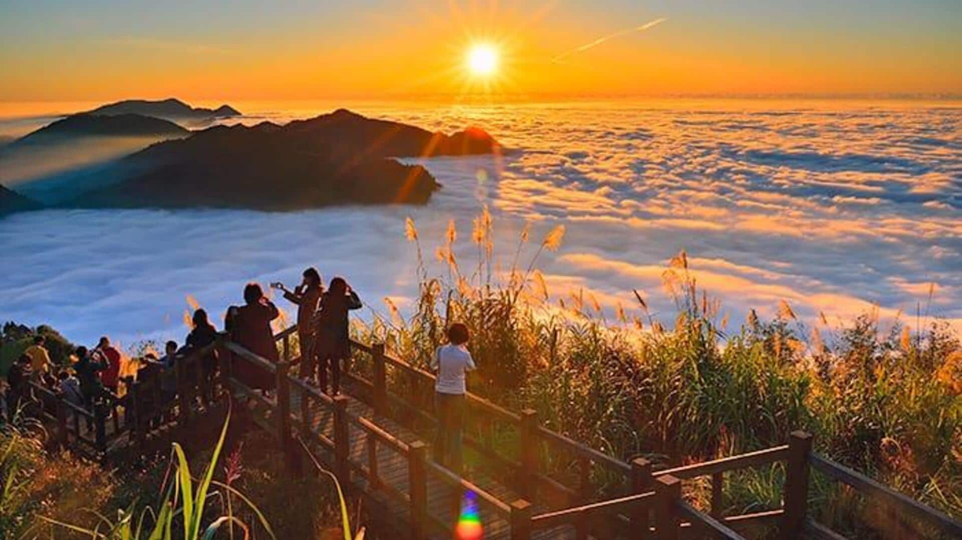 台湾の阿里山で夕日を楽しむハイキング