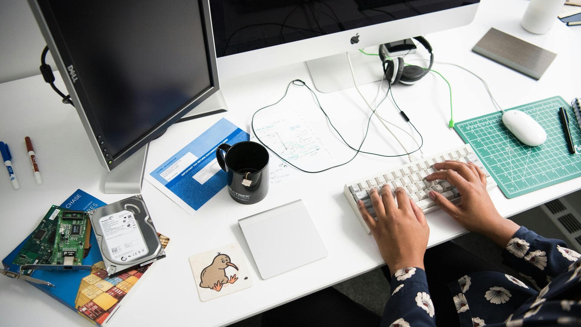 モニター画面の傷を安全に取り除く方法