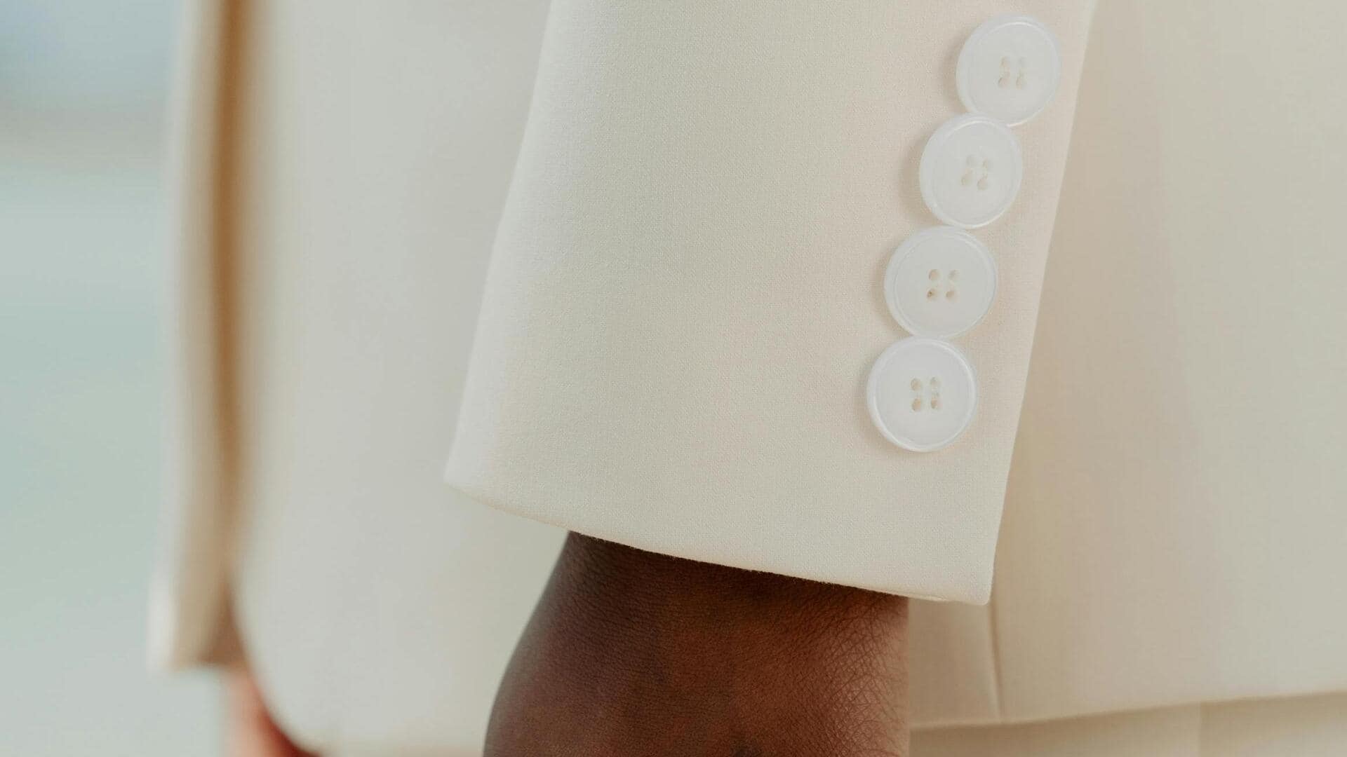 ボタン付きスリット袖で冬のオフィスカジュアル5選