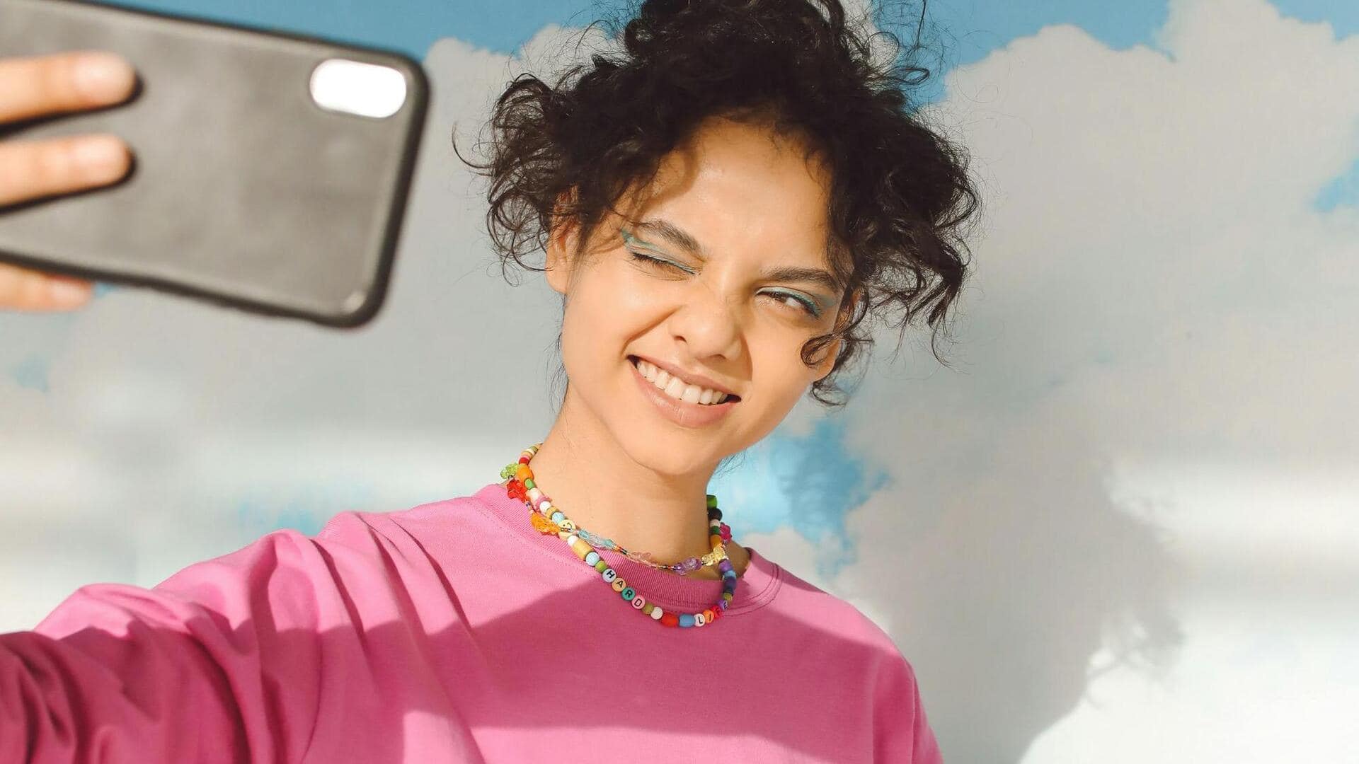 冬のファッションに柔らかなブラッシュトーンを取り入れる方法