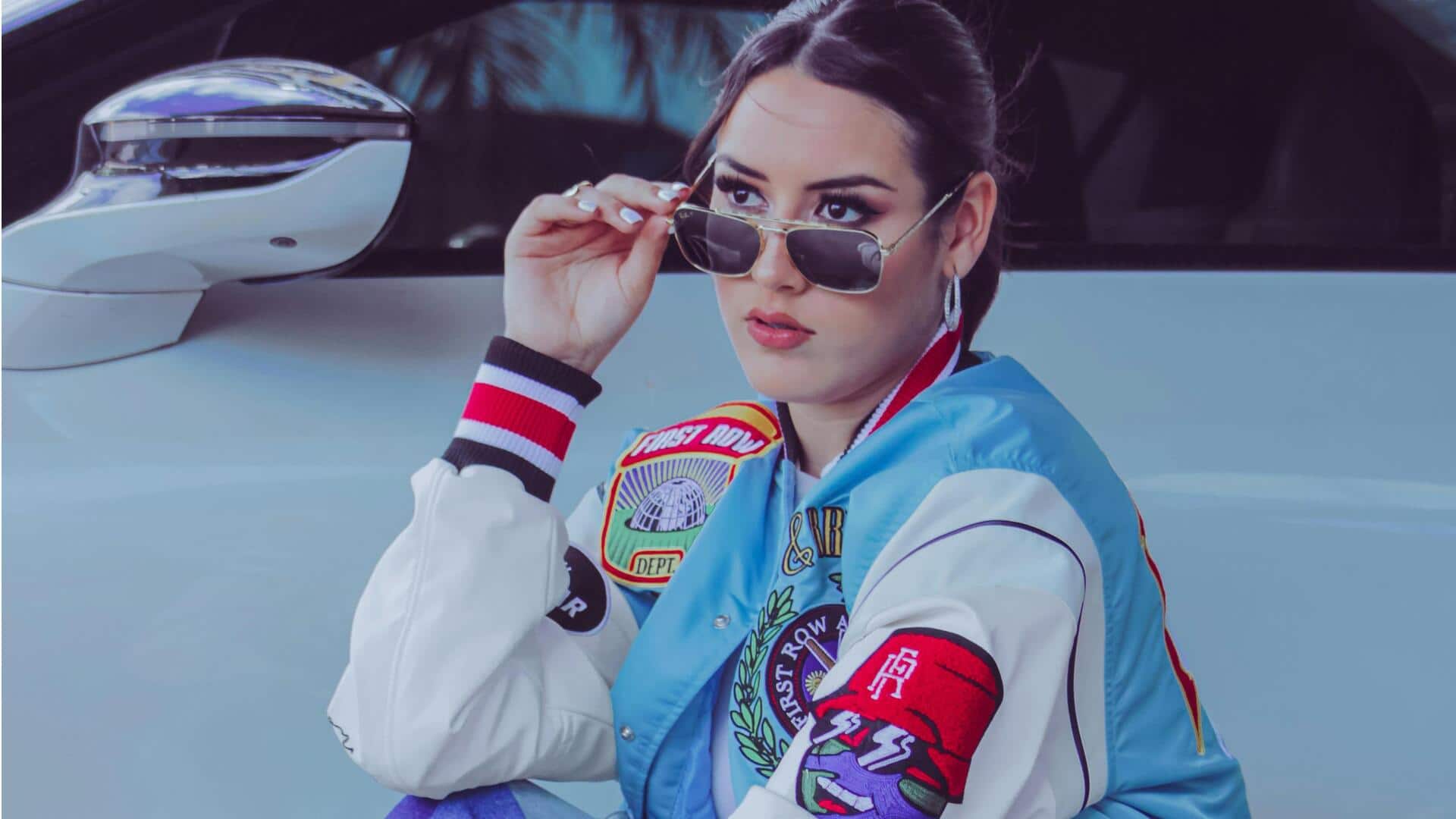 冬のファッションを極めるボンバージャケットスタイル