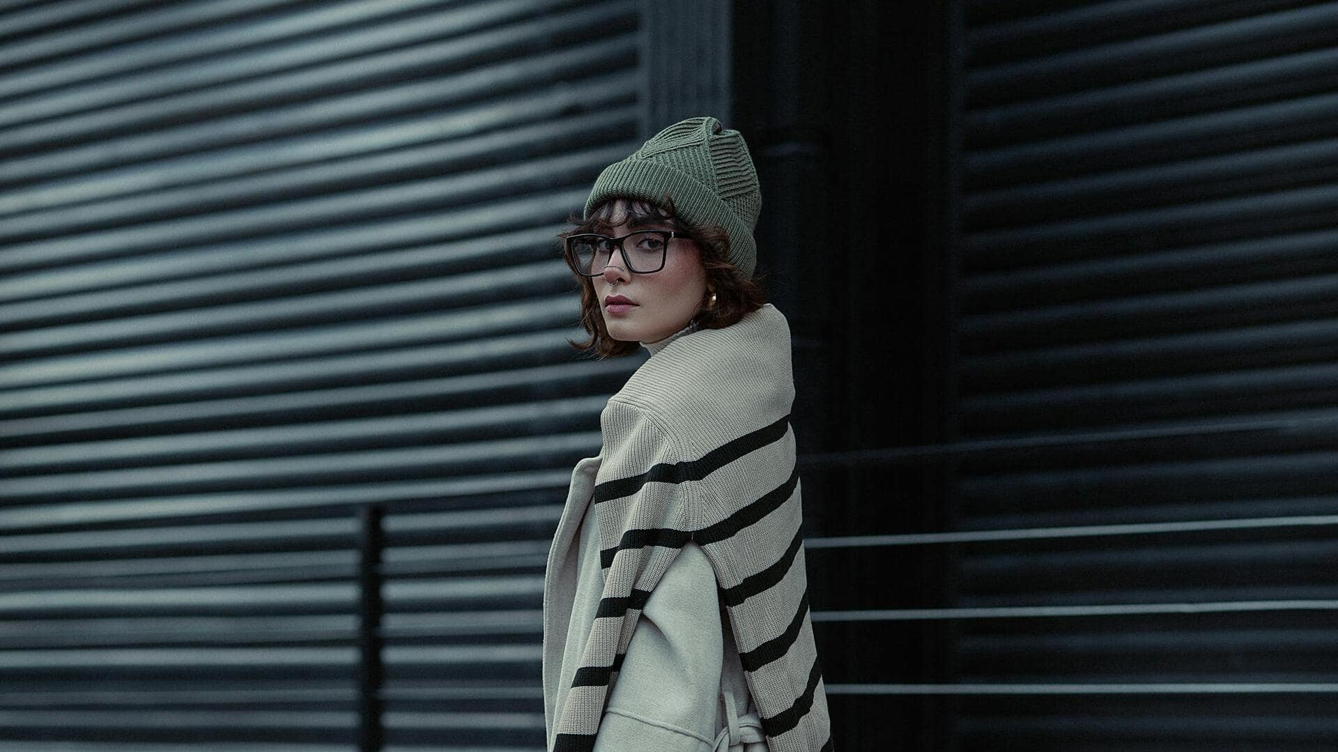 冬のストリートスタイルにアシンメトリーなレイヤリングを