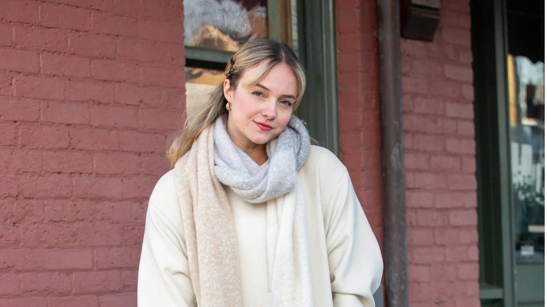 冬のファッションにコーラルレイヤーを取り入れる5つの遊び心ある方法