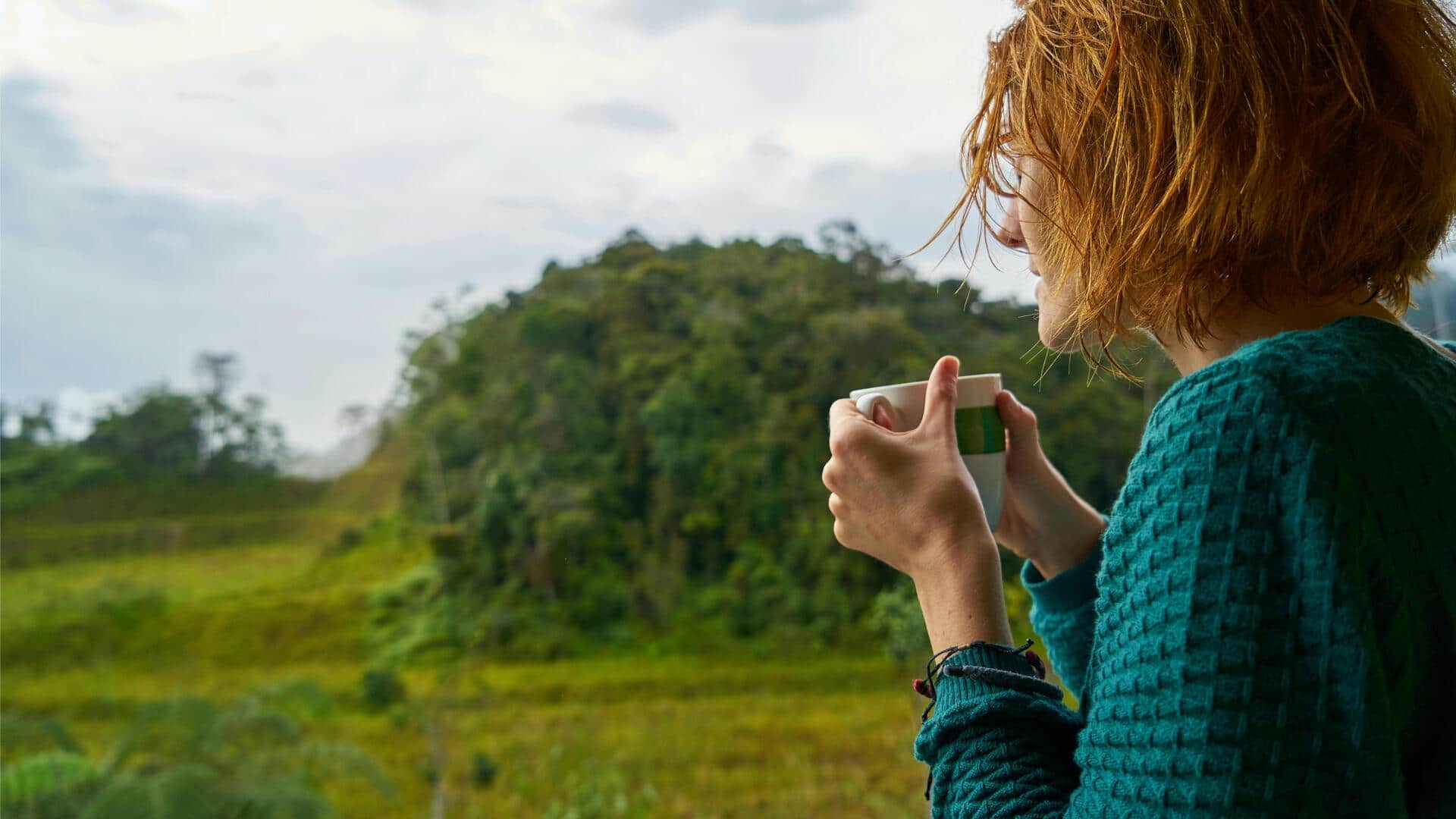 冬のファッションを再定義する深い宝石色