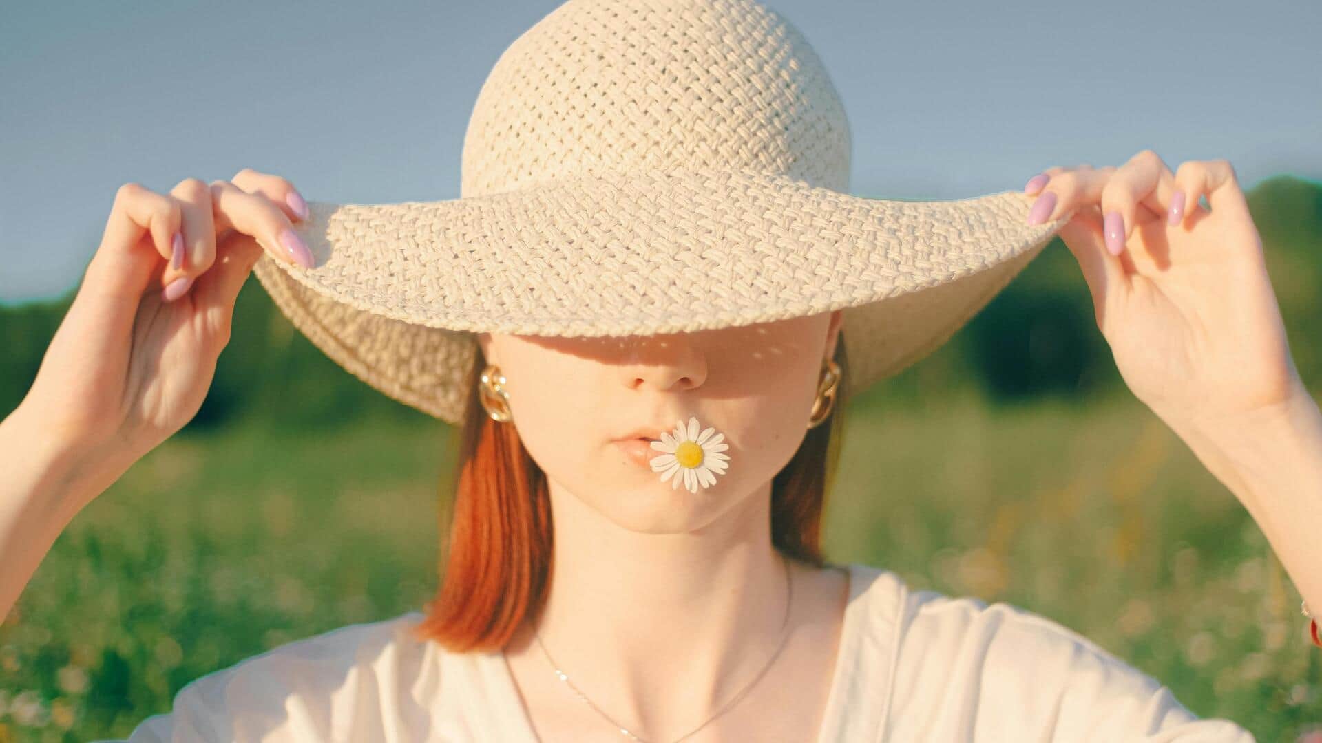 夏の暑さを楽しむ広つば麦わら帽子 夏の暑さを楽しむ広つば麦わら帽子