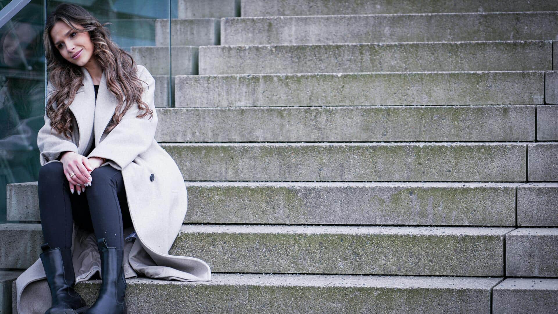 冬のストリートスタイルで都会的なエッジを出す方法