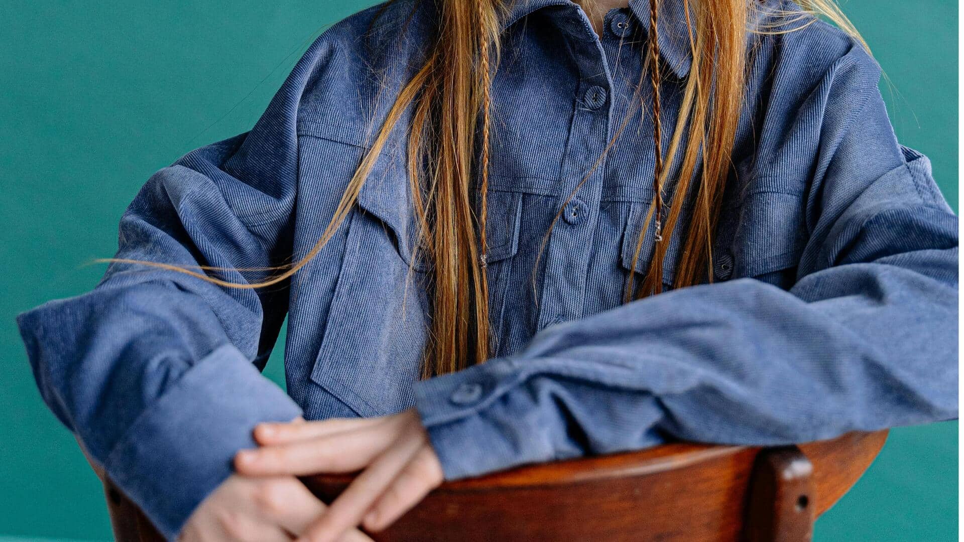 秋の日本ファッション：深いインディゴと温かいオーカー