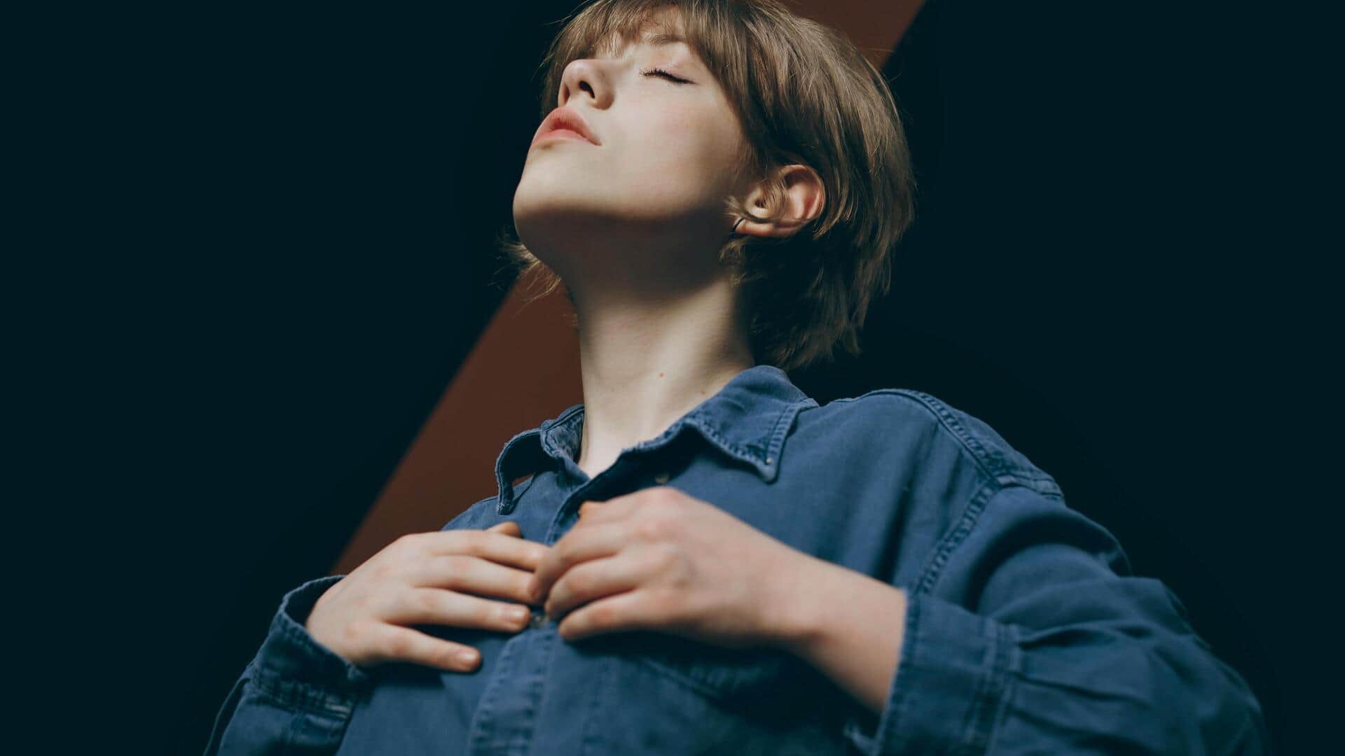 冬のストリートレイヤーに欠かせないディストレストデニムシャツのスタイリング法