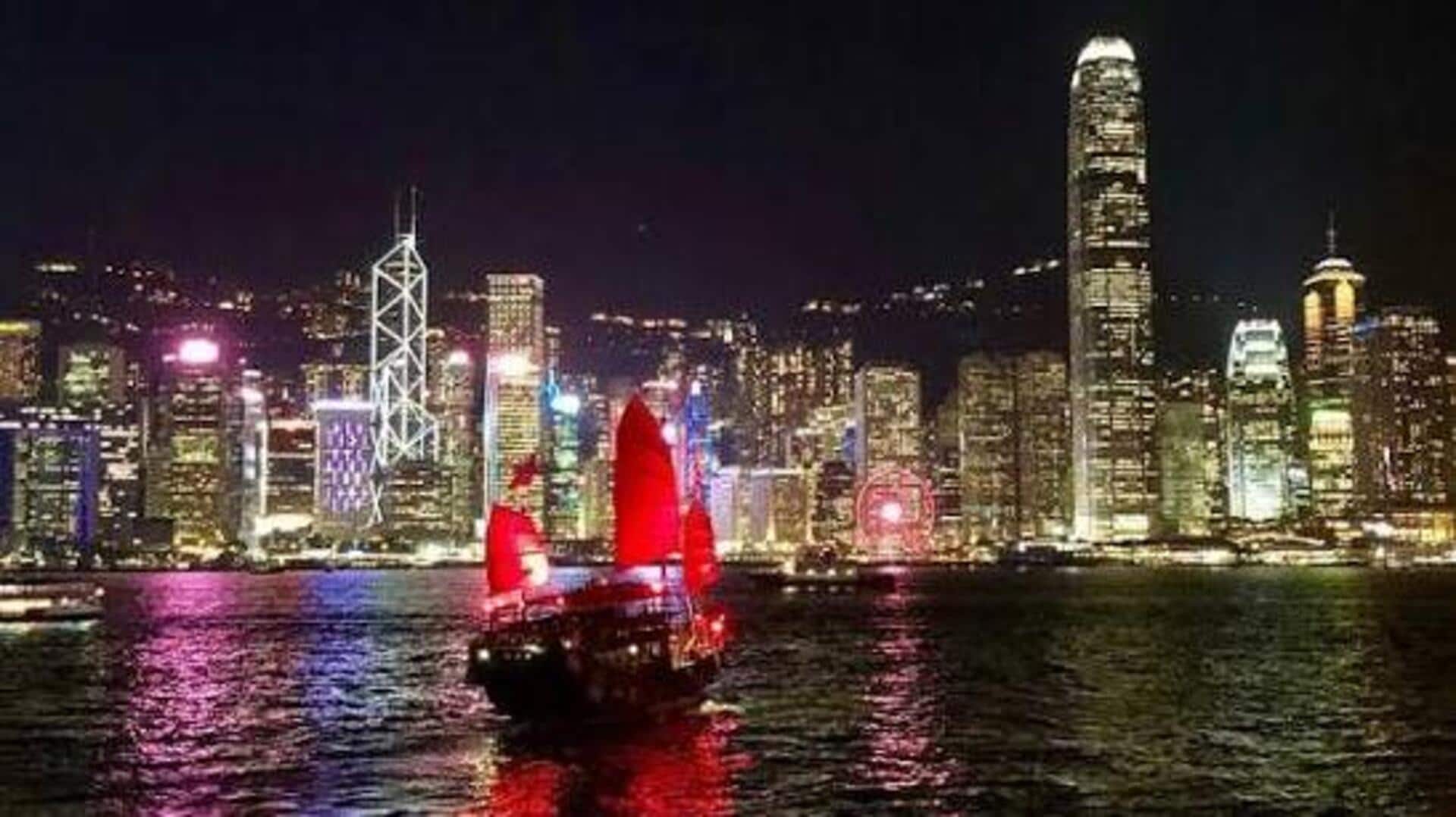 香港の夜市とネオンのスカイラインを探る