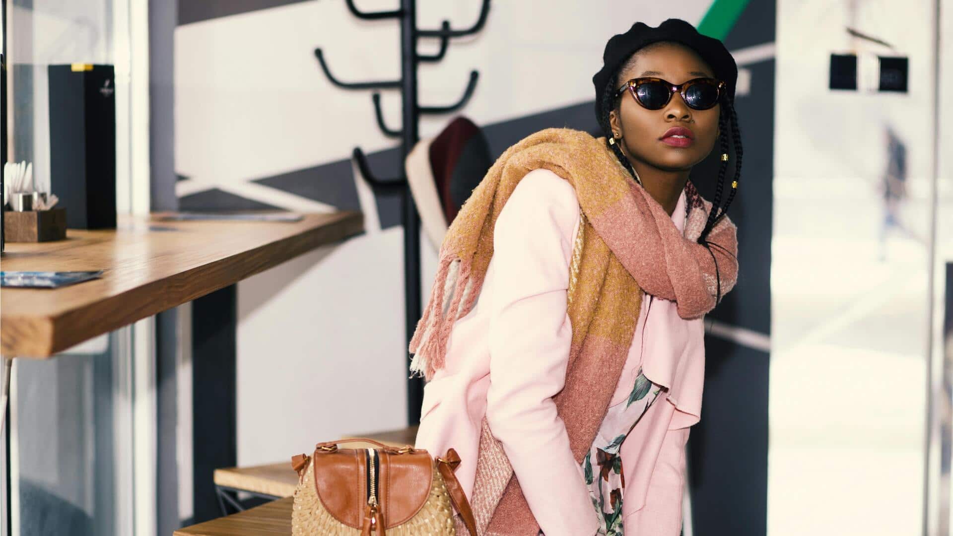 冬のビジネスカジュアルを格上げするモダンスカーフ