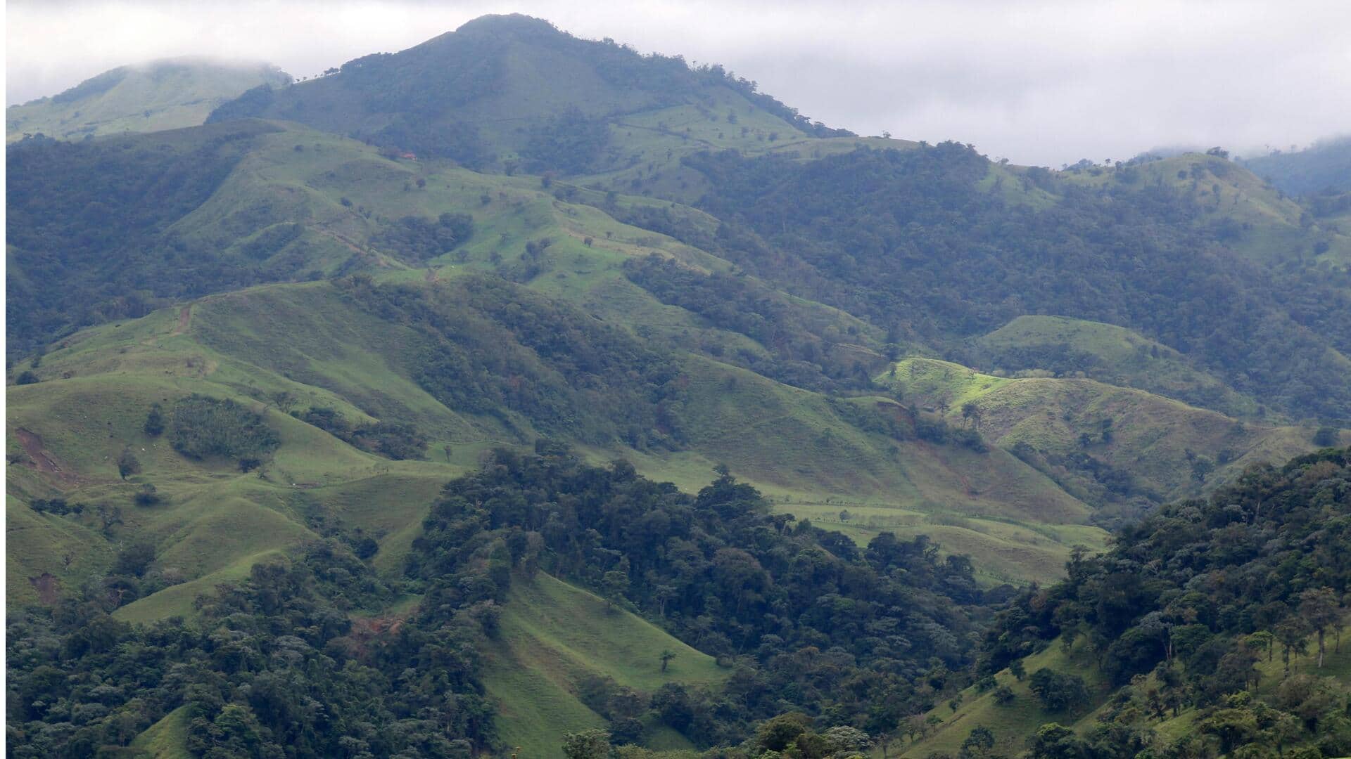 コスタリカの静かな山谷を探る旅