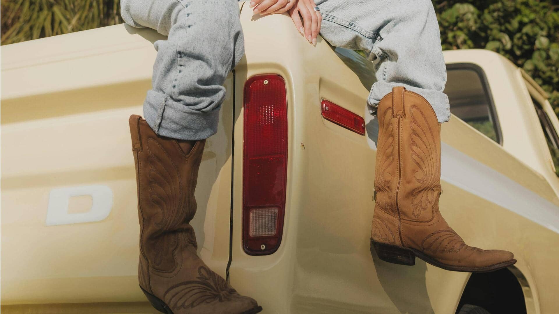 膝丈ウエスタンブーツで冬のスタイルを5通り楽しむ方法