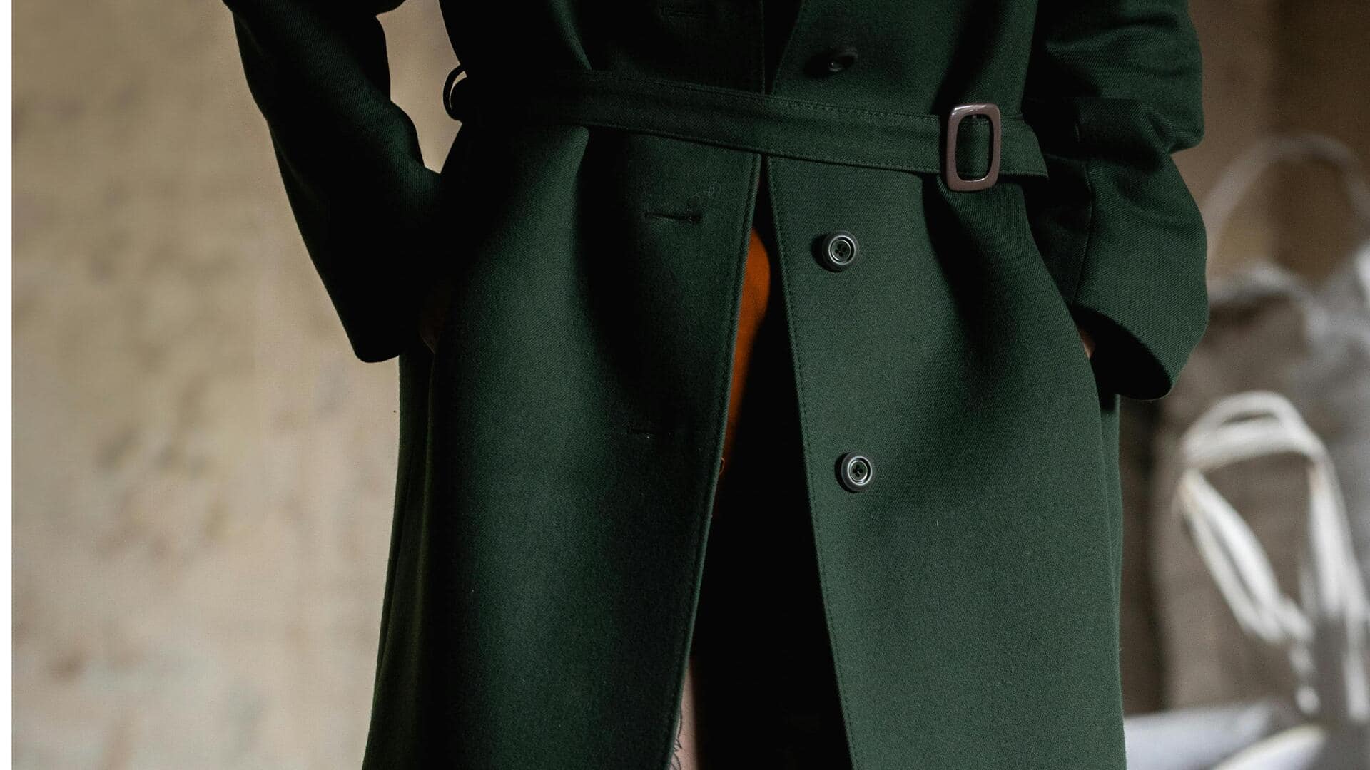 冬のミニマリストファッションを格上げする森林グリーンアイテム5選