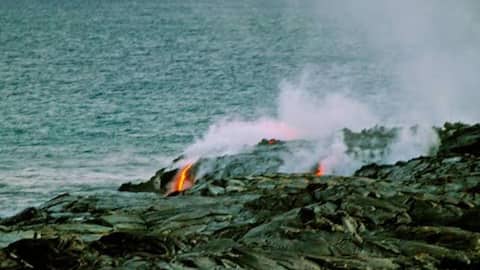ハワイの静かな溶岩海岸を探る