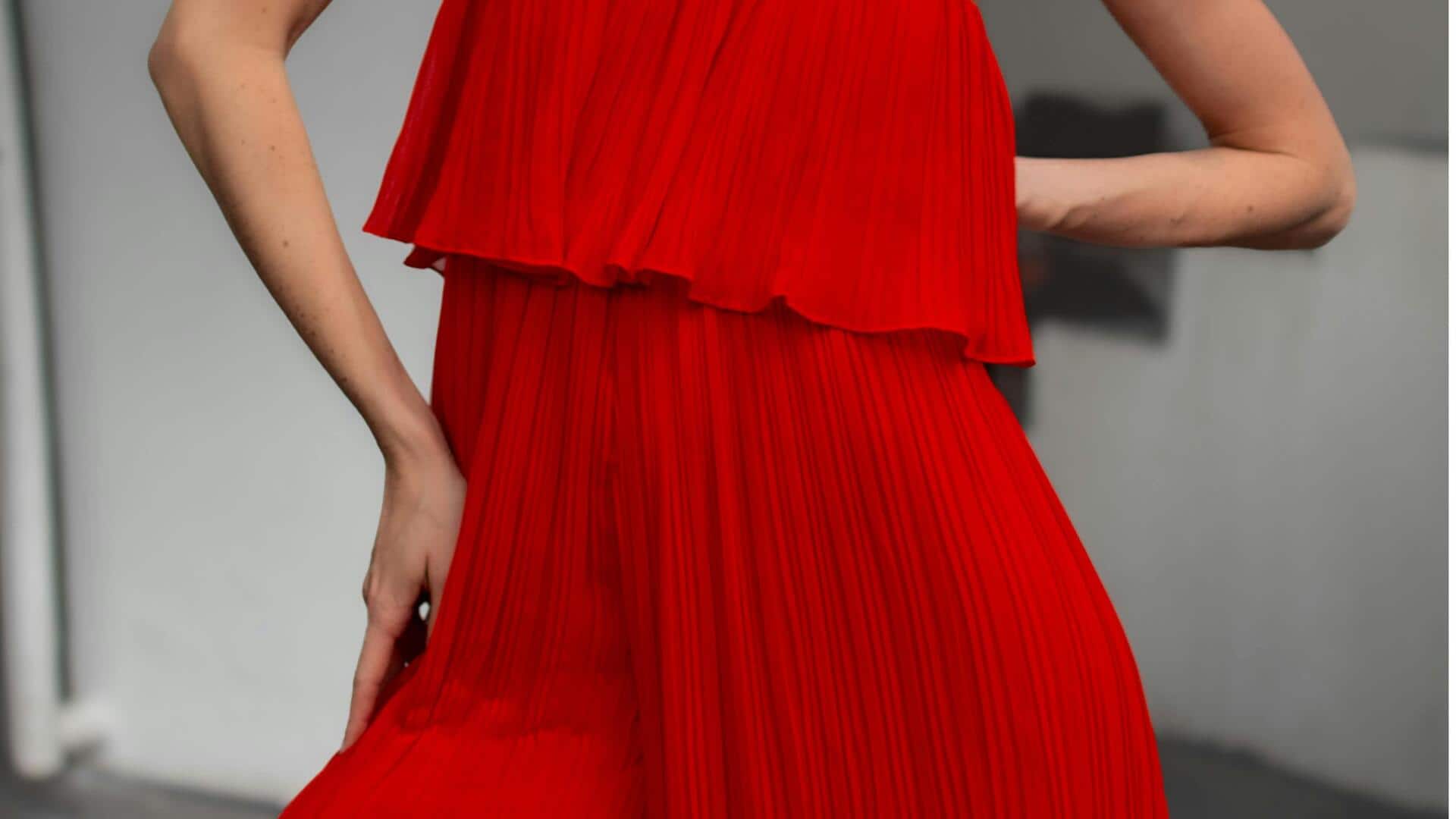 冬のオフィスに最適なプリーツジャンプスーツ5選