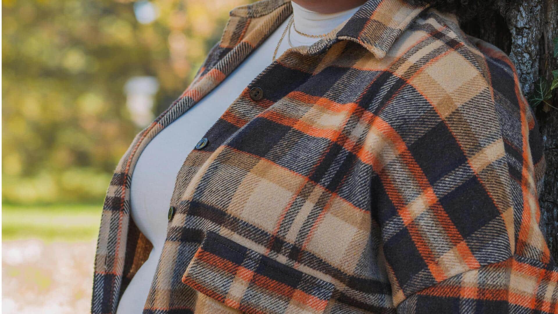 チェック柄オーバーシャツで冬のストリートスタイルを楽しむ