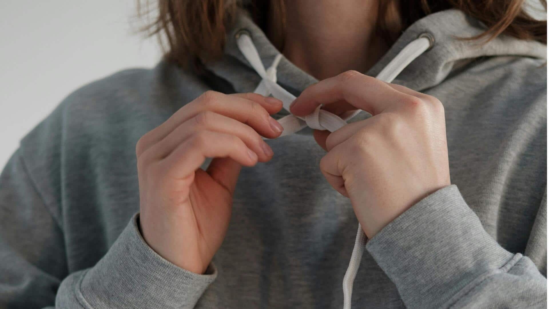 フード付きスウェットワンピースで冬の日本ファッションを楽しむ