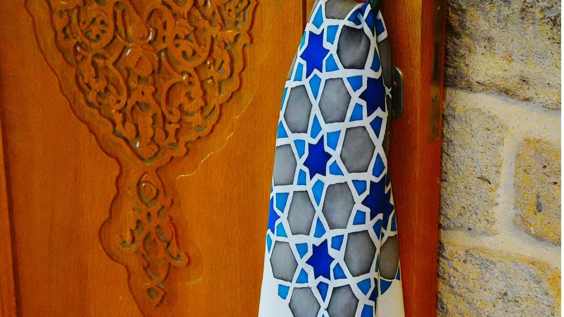 幾何学模様のスカーフで秋の日本のビジネスコーデを格上げ