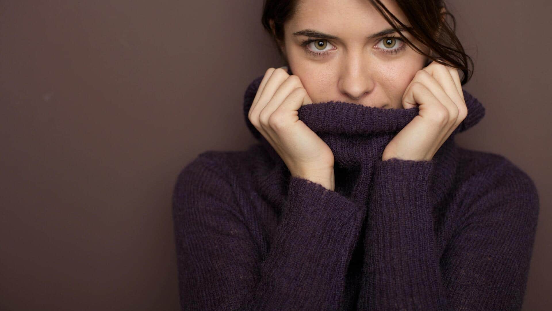 冬のファッションにぴったりなディープパープルの色合い