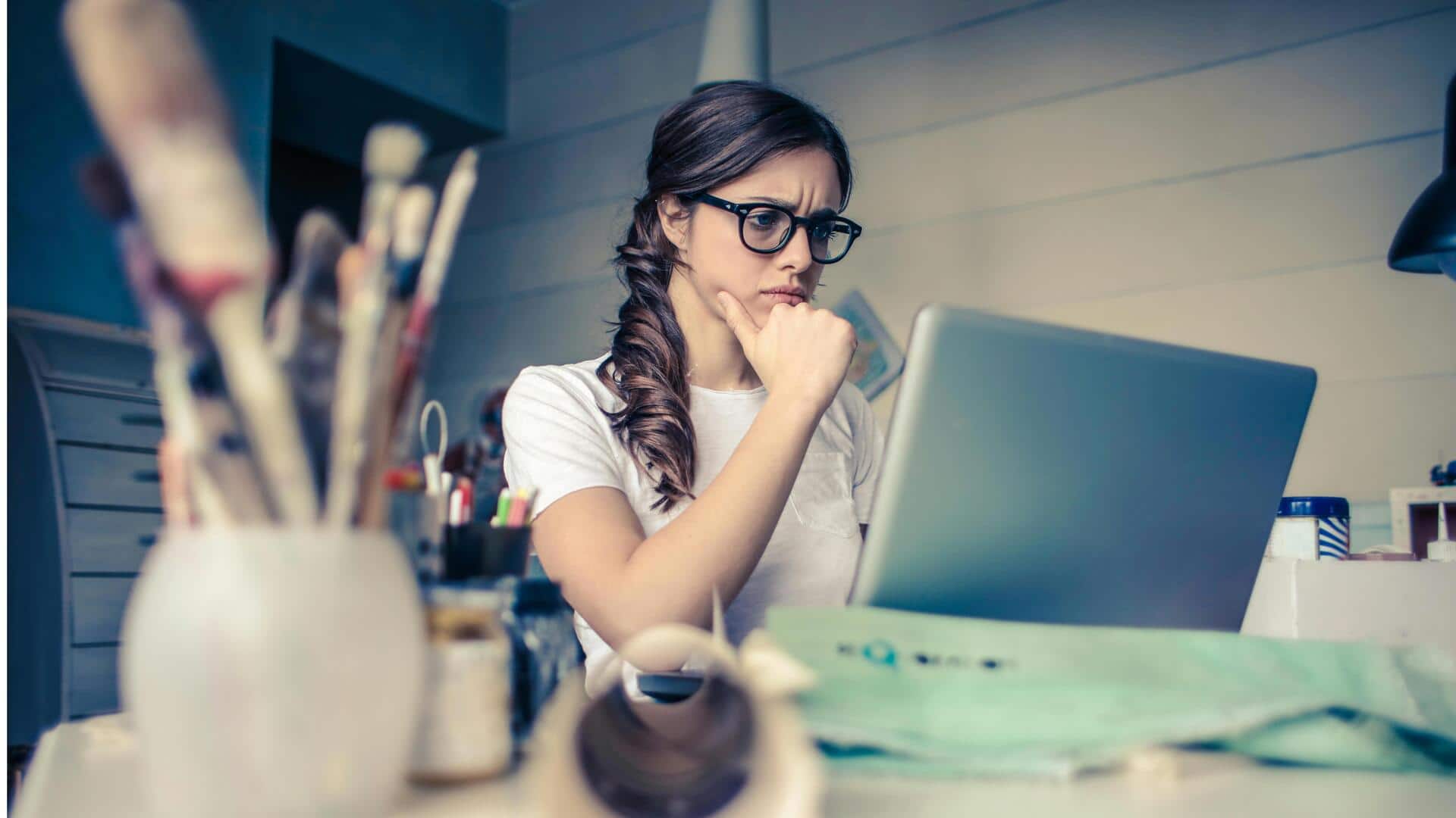 ノートパソコンのヒンジを自分で修理する方法