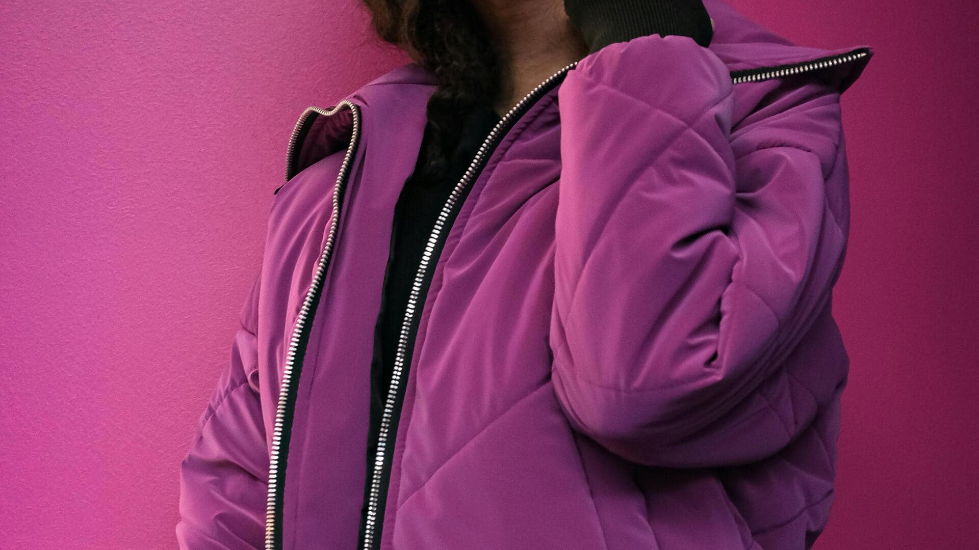 サテンボンバージャケットで冬のスタイルを楽しむ