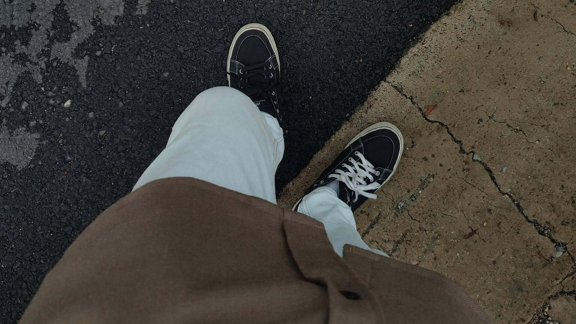 冬のオフィスファッション：ユニークなテクスチャーパンツでビジネスカジュアルを極める