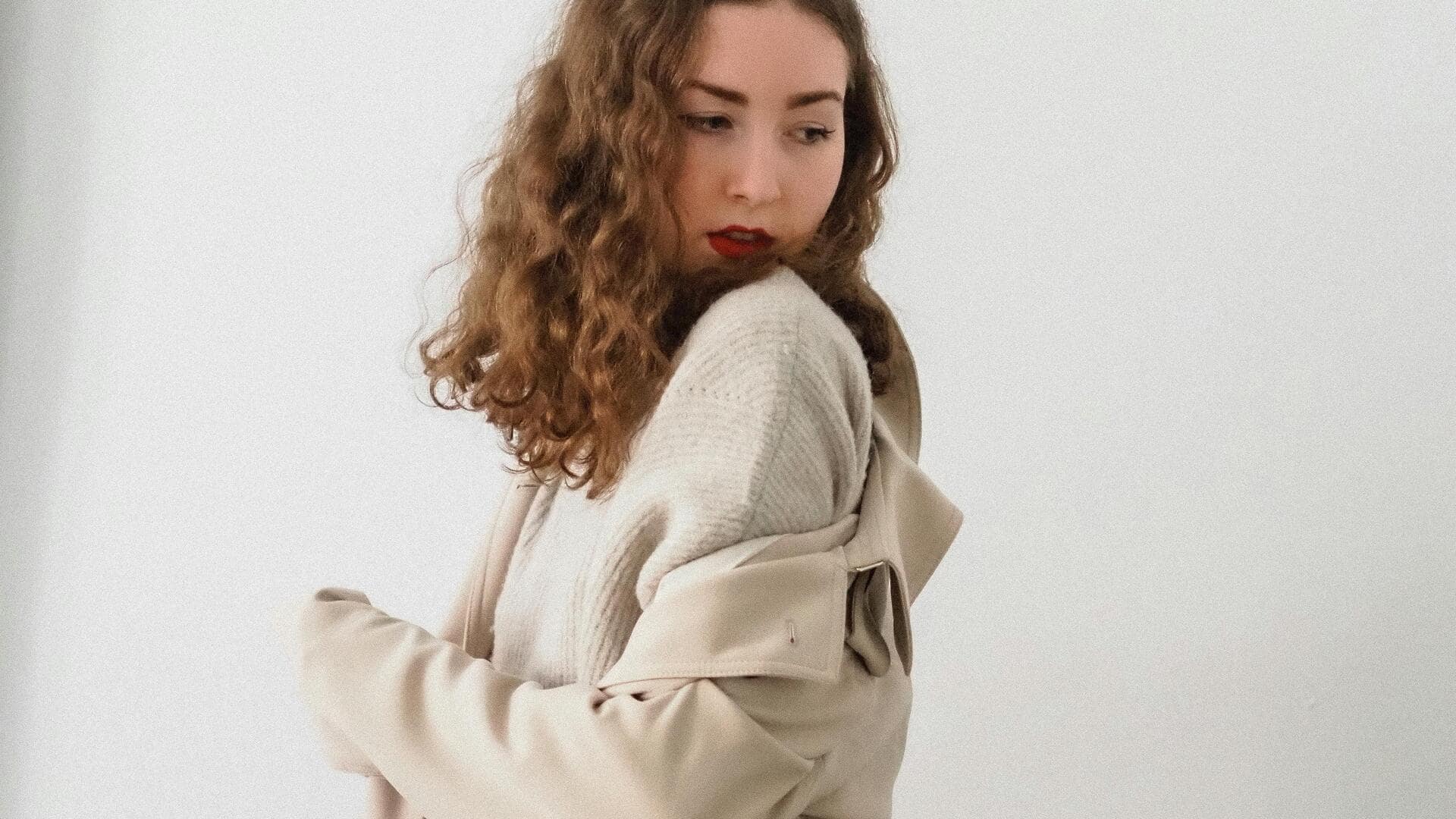 モノクロームコート: 冬のシンプルなエレガンス