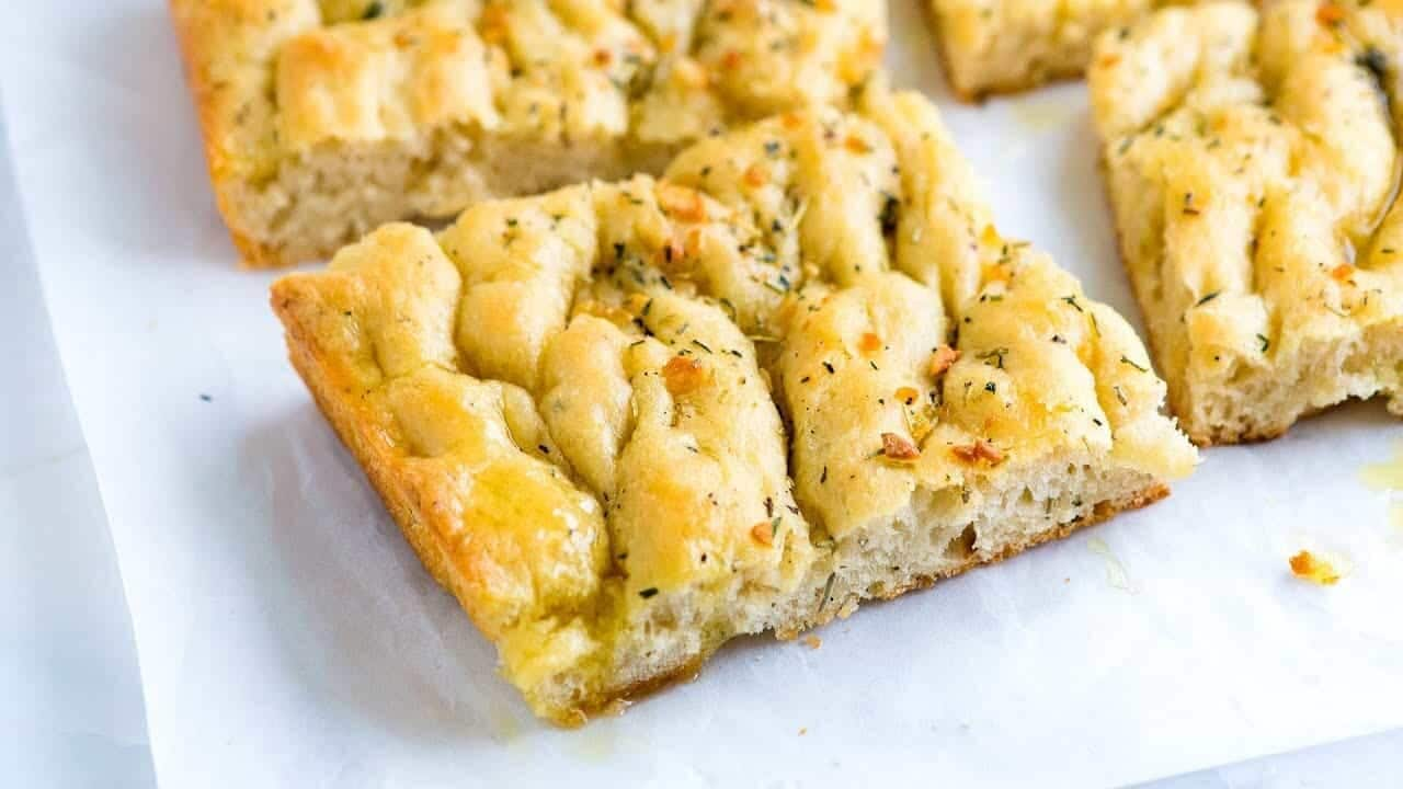 Focaccia De Azeitonas E Ervas: Receita Vegetariana E Sem Ovos