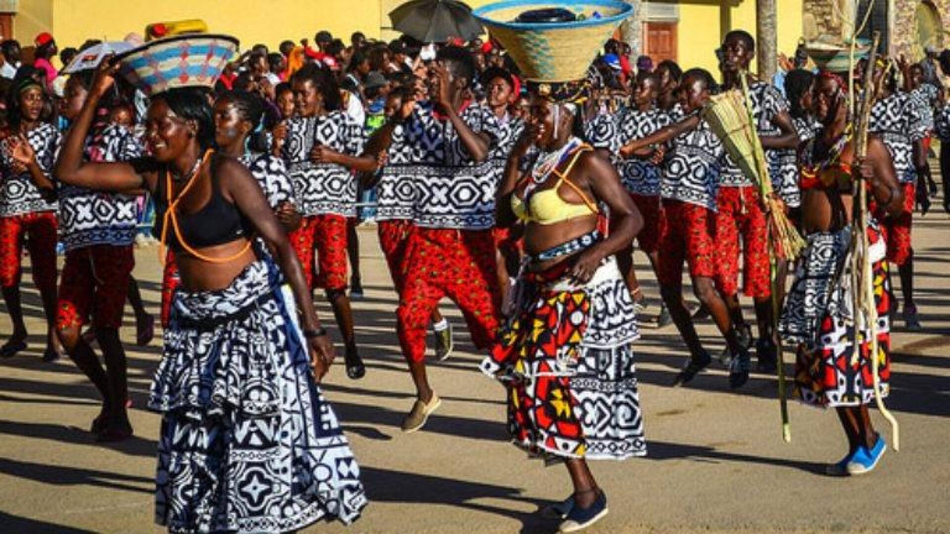 Trajes Tradicionais Do Povo Zemba De Angola