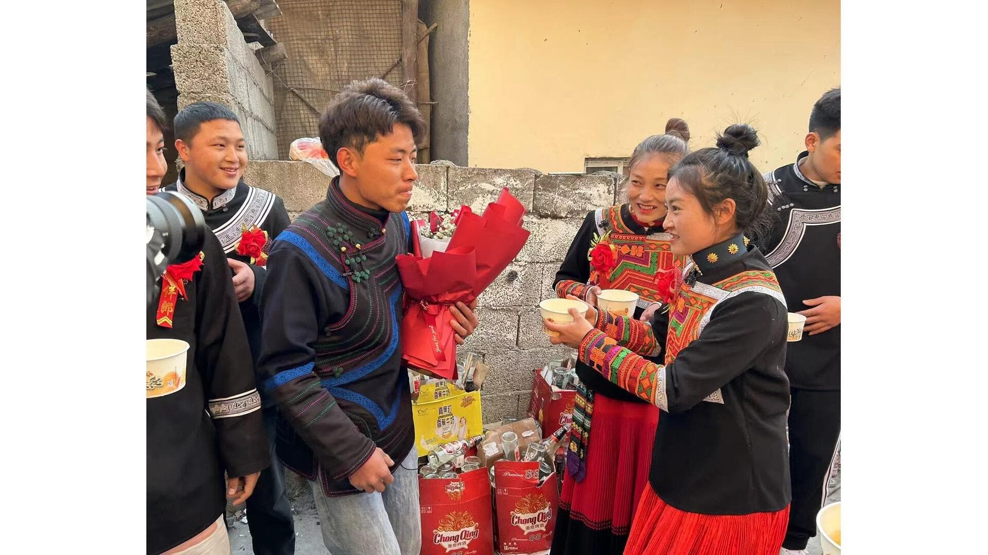 Trajes Tradicionais Do Povo Yi Na China