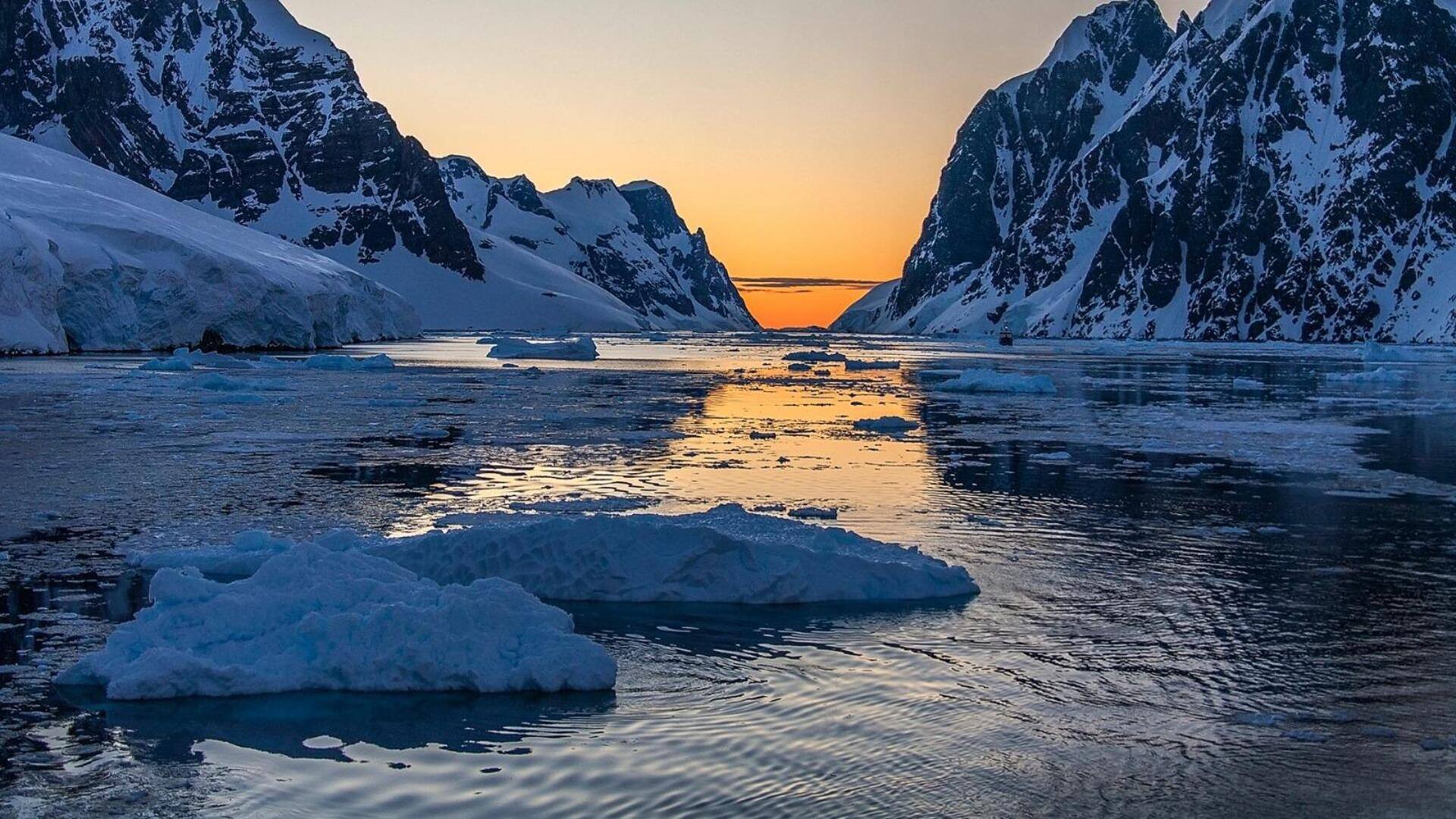 Explore O Canal De Lemaire Na Antártica: Beleza E Serenidade