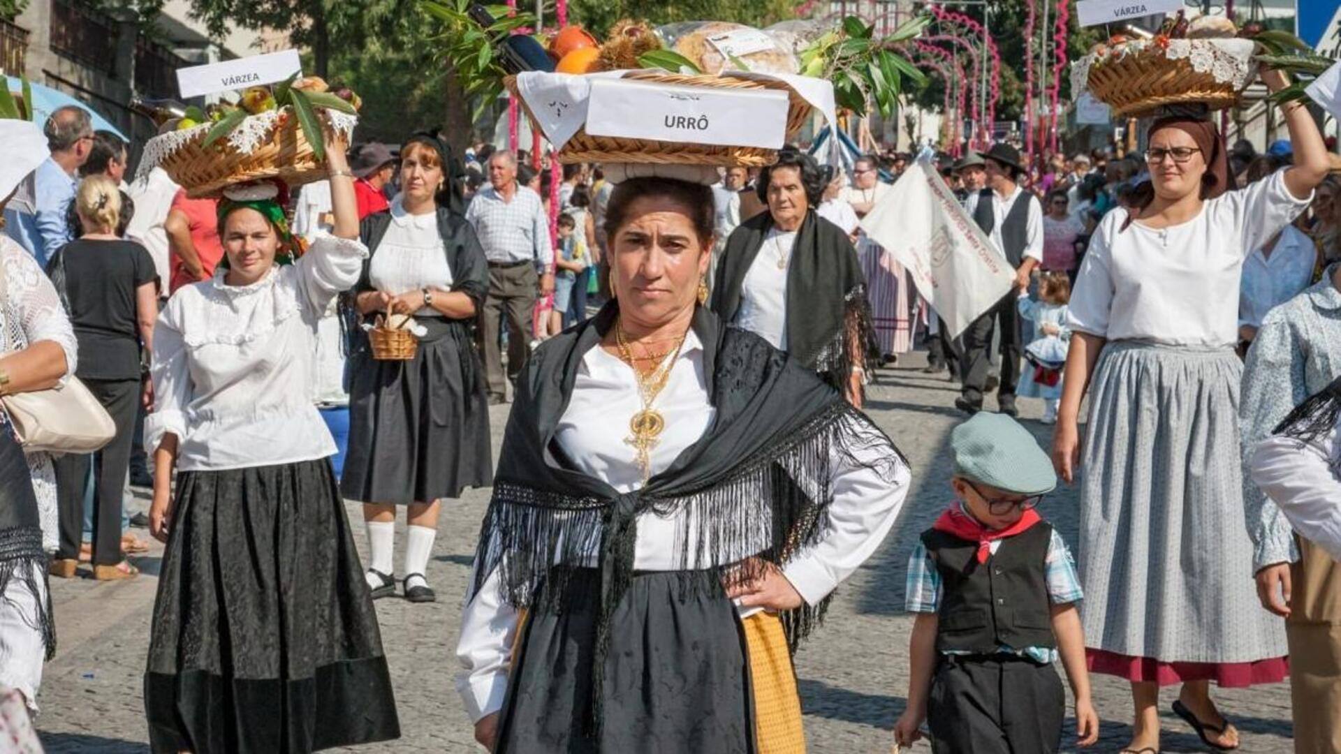 Vestindo-Se Para O Festival Da Colheita De Cortiça Em Portugal