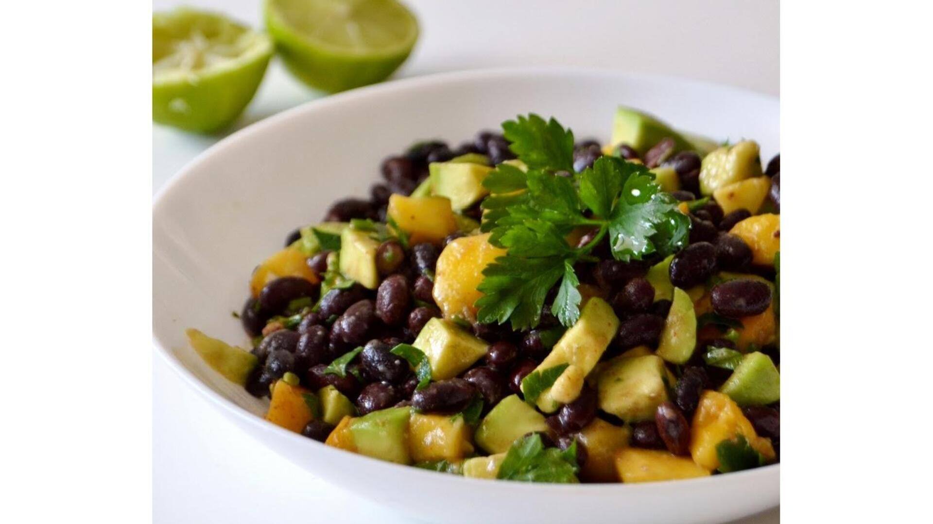 Salada Brasileira De Abacaxi Grelhado E Feijão Preto