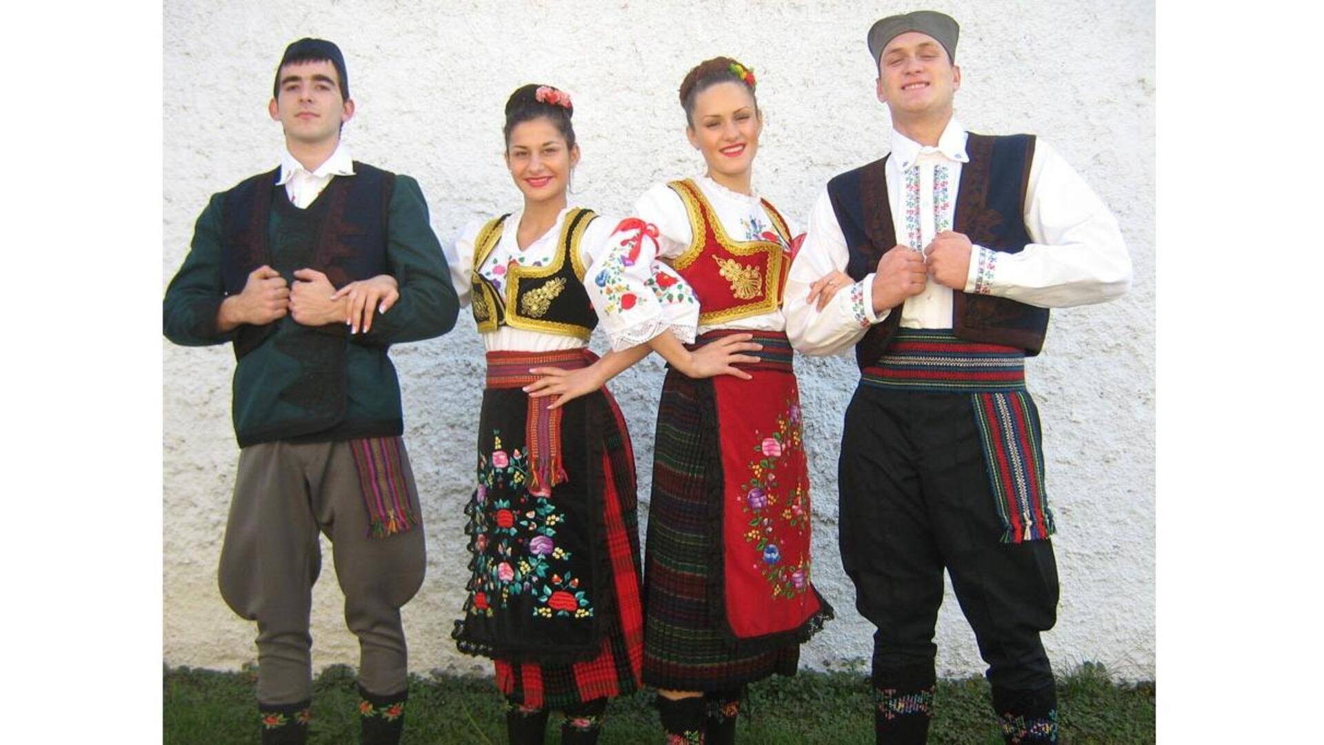 Trajes Tradicionais Da Região De Sumadija Na Sérvia