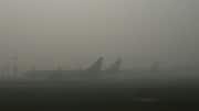 டெல்லியின் AQI இன்னும் 'மிகவும் மோசமாக' உள்ளது; 150க்கும் மேற்பட்ட விமானங்கள் தாமதமாகின